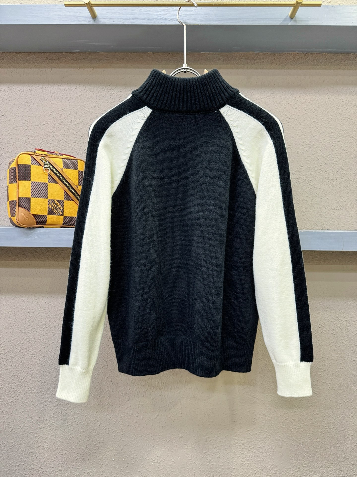 PRADA 普拉达 2025新款毛衣，精工刺绣，羊毛面料，胸前logo设计！贸易公司渠道稀出，同步官网发