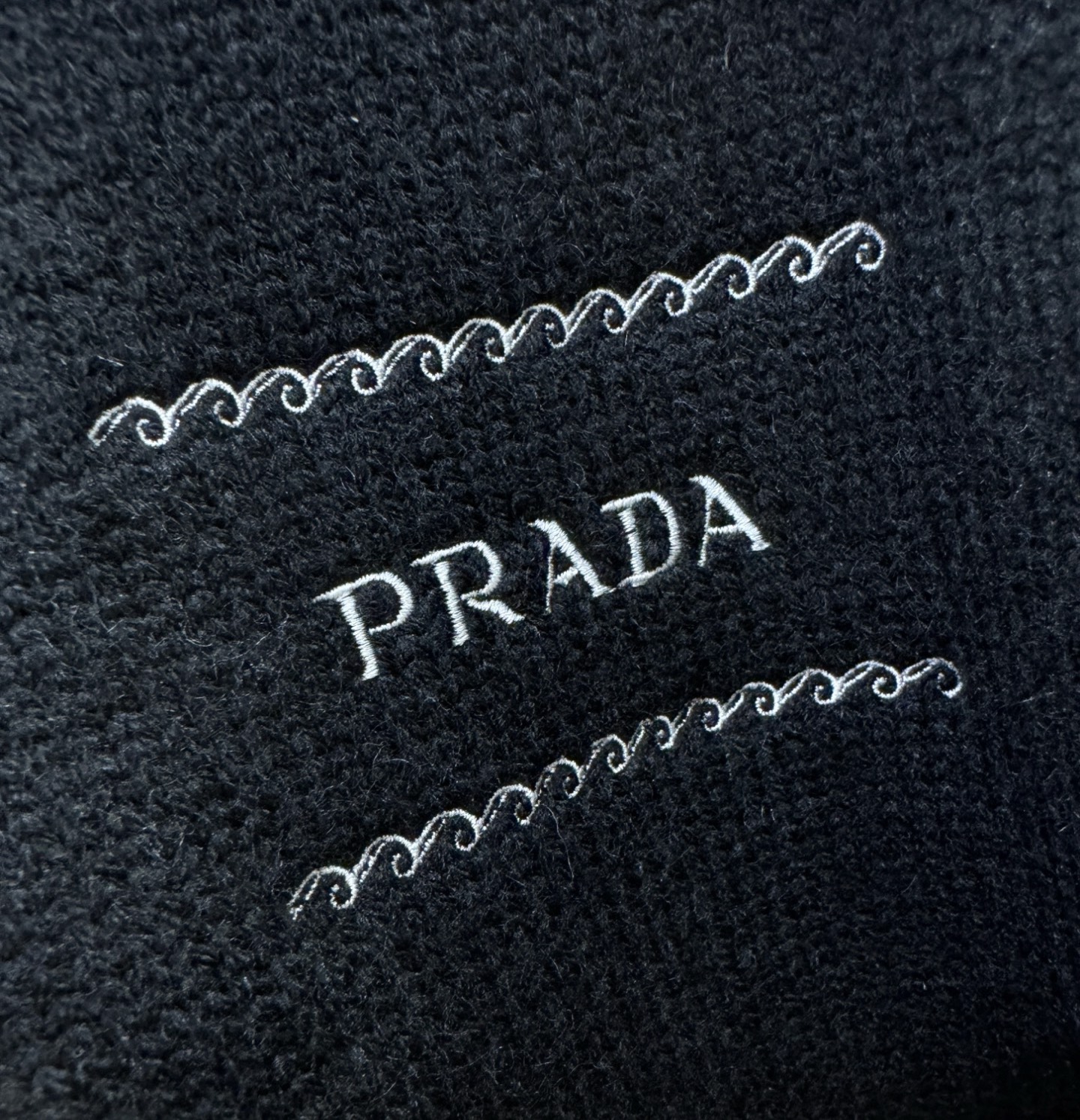 PRADA 普拉达 2025新款毛衣，精工刺绣，羊毛面料，胸前logo设计！贸易公司渠道稀出，同步官网发