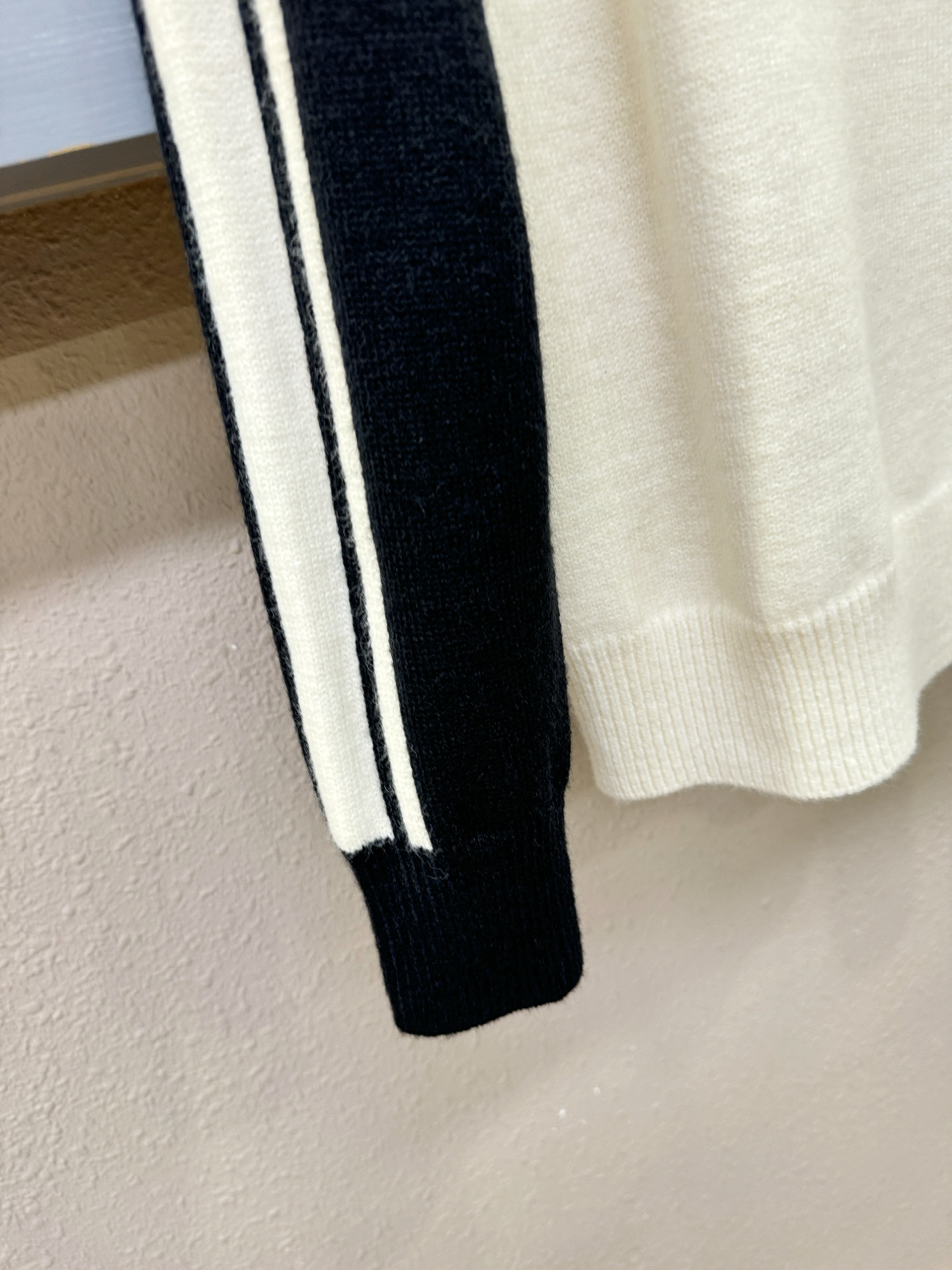 PRADA 普拉达 2025新款毛衣，精工刺绣，羊毛面料，胸前logo设计！贸易公司渠道稀出，同步官网发