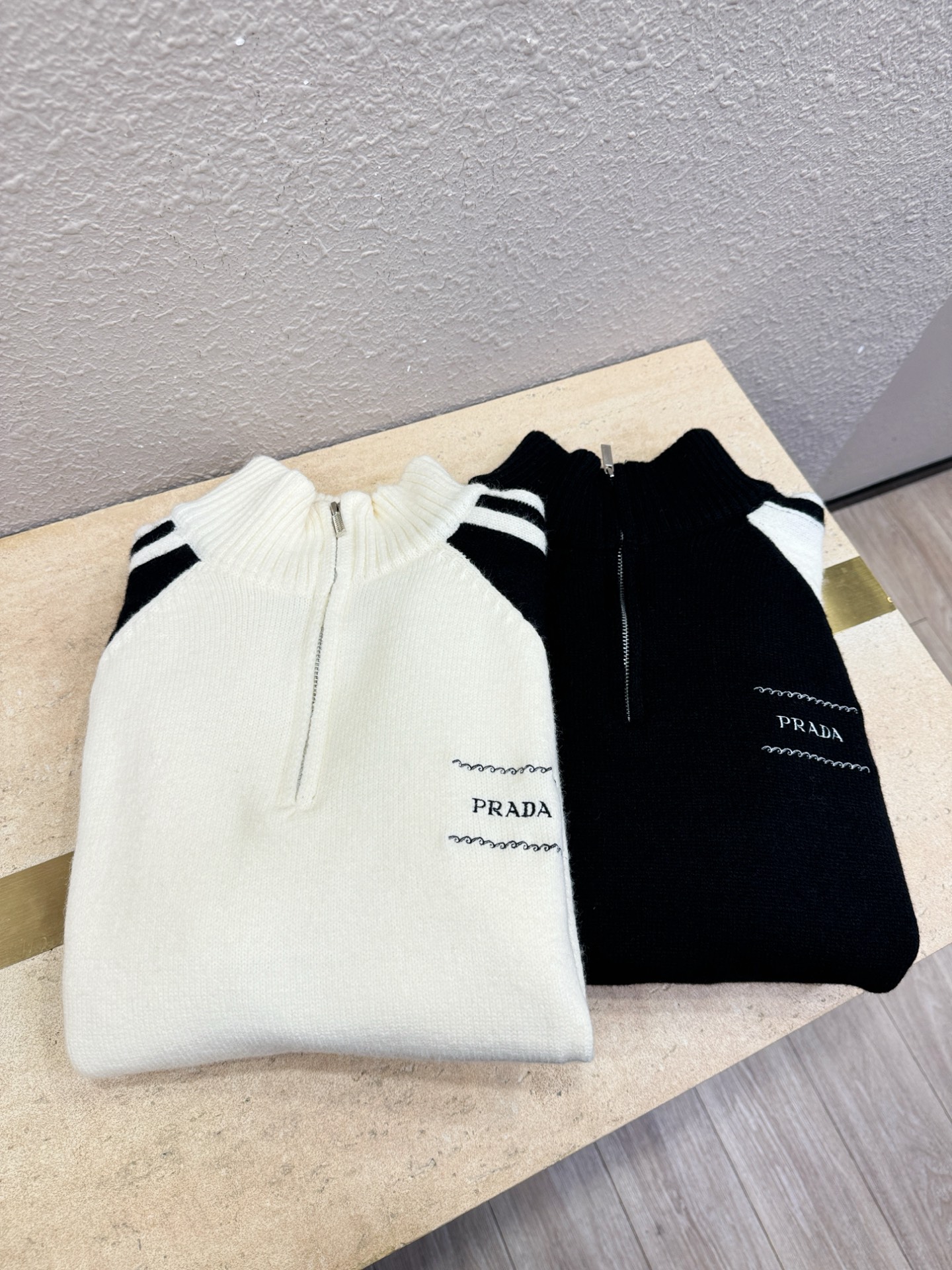 PRADA 普拉达 2025新款毛衣，精工刺绣，羊毛面料，胸前logo设计！贸易公司渠道稀出，同步官网发