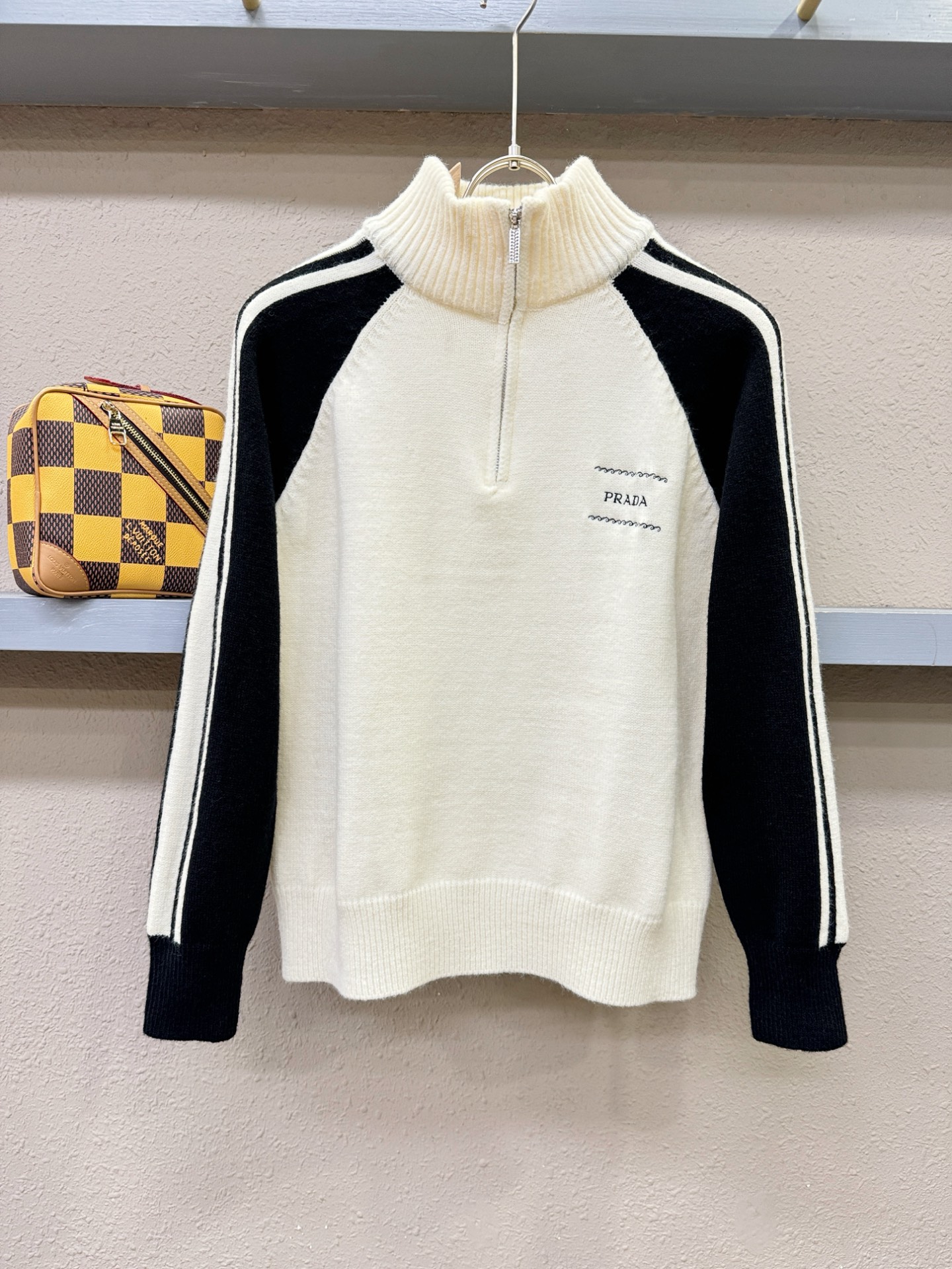 PRADA 普拉达 2025新款毛衣，精工刺绣，羊毛面料，胸前logo设计！贸易公司渠道稀出，同步官网发