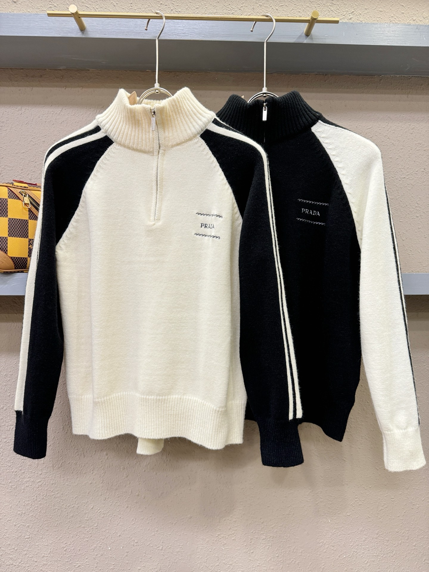 PRADA 普拉达 2025新款毛衣，精工刺绣，羊毛面料，胸前logo设计！贸易公司渠道稀出，同步官网发