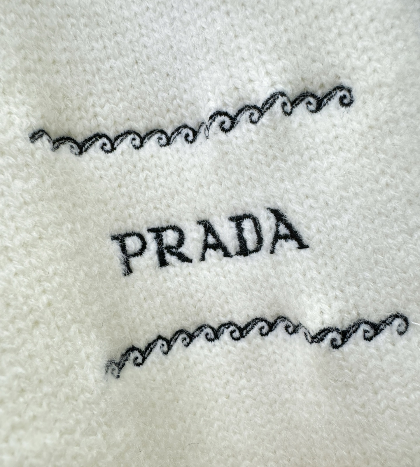 PRADA 普拉达 2025新款毛衣，精工刺绣，羊毛面料，胸前logo设计！贸易公司渠道稀出，同步官网发