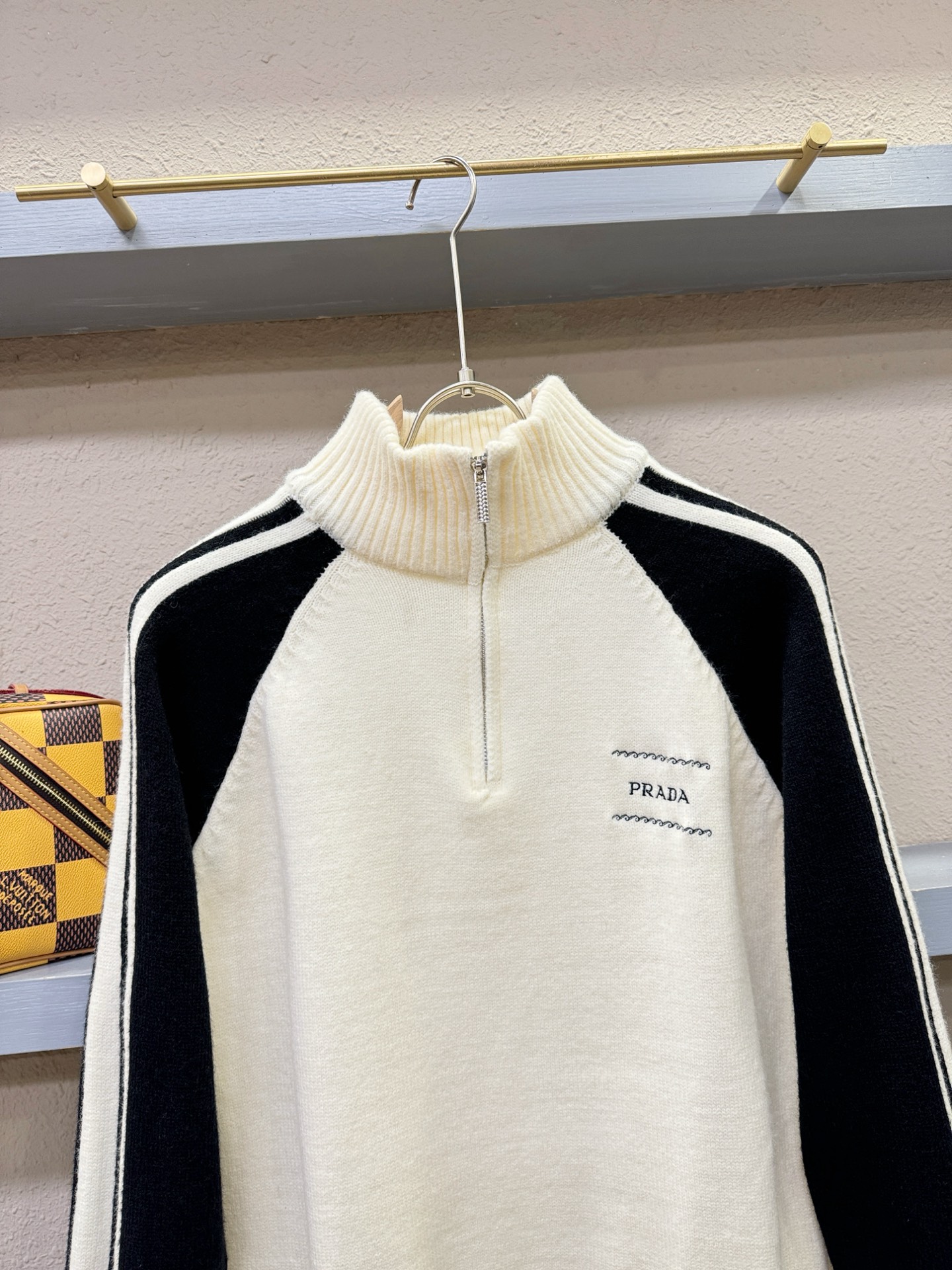 PRADA 普拉达 2025新款毛衣，精工刺绣，羊毛面料，胸前logo设计！贸易公司渠道稀出，同步官网发