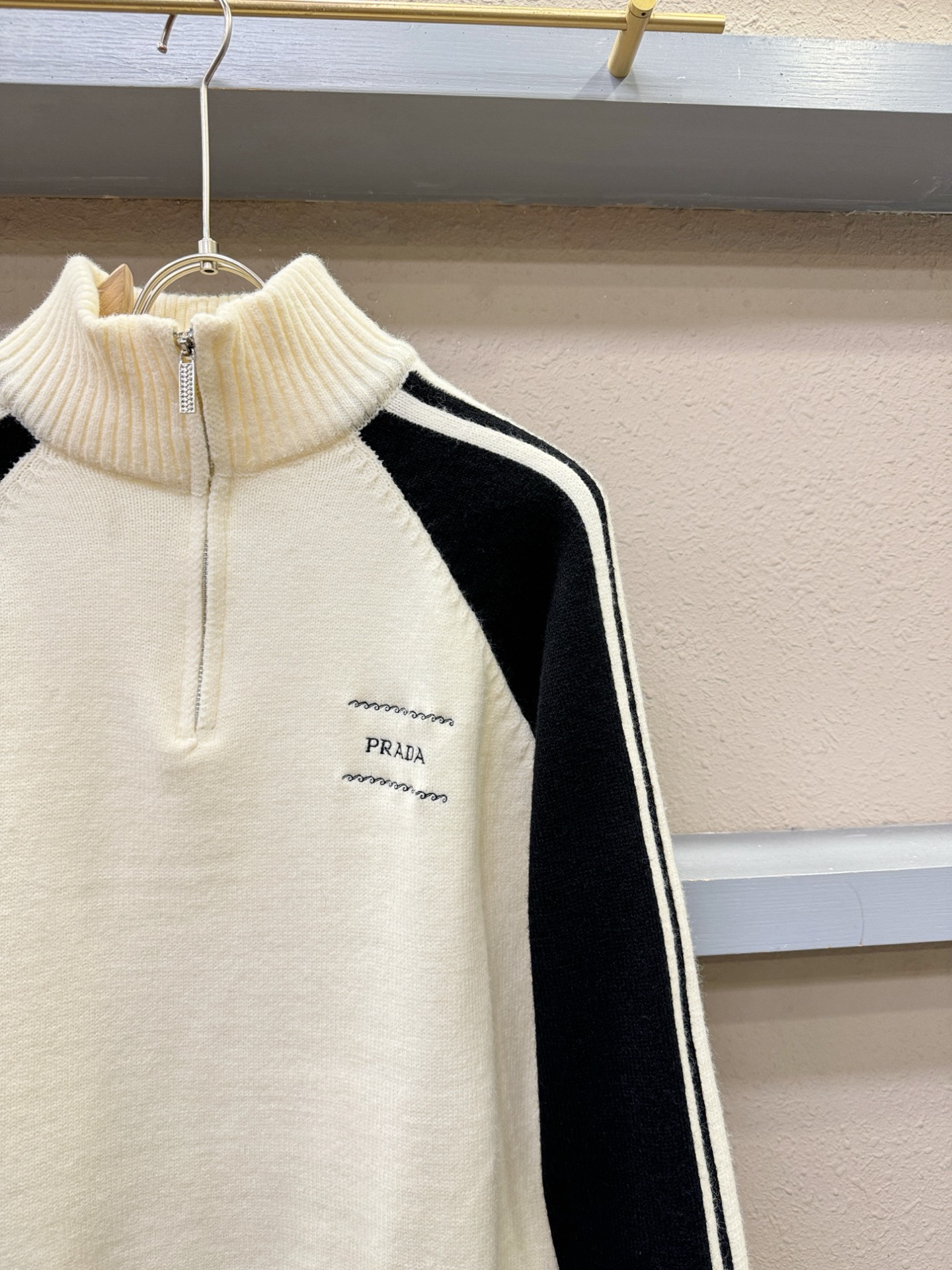 PRADA 普拉达 2025新款毛衣，精工刺绣，羊毛面料，胸前logo设计！贸易公司渠道稀出，同步官网发