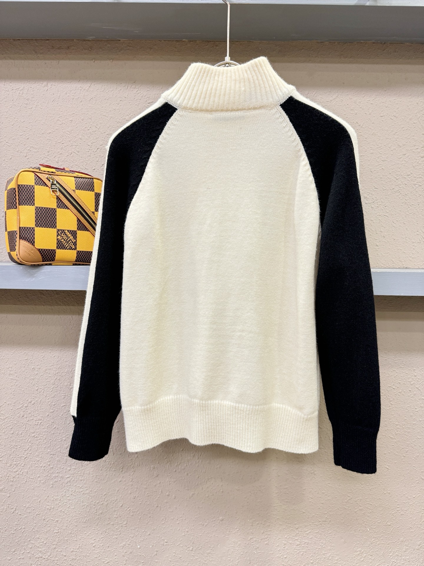 PRADA 普拉达 2025新款毛衣，精工刺绣，羊毛面料，胸前logo设计！贸易公司渠道稀出，同步官网发