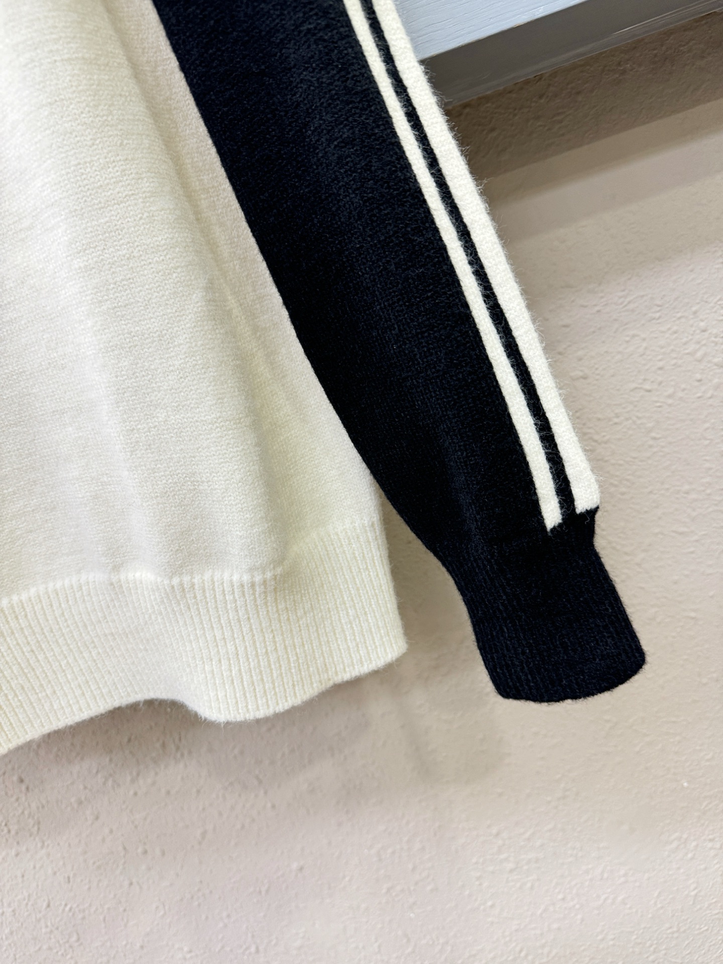 PRADA 普拉达 2025新款毛衣，精工刺绣，羊毛面料，胸前logo设计！贸易公司渠道稀出，同步官网发