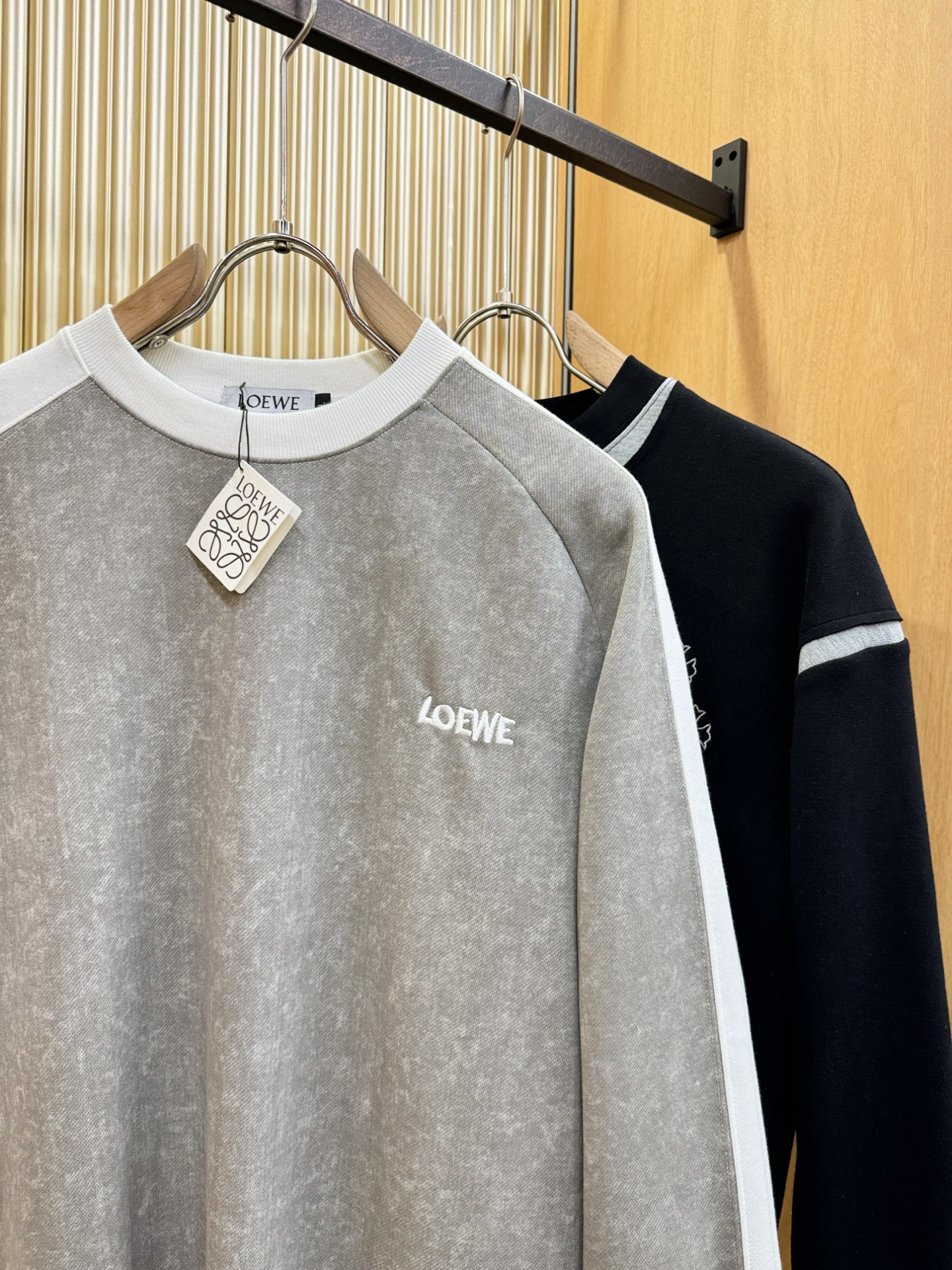 LOEWE罗意威 2025ss秋冬新品 长袖上衣，经典Logo设计，百搭款 官网同步发售 定制面料，柔软