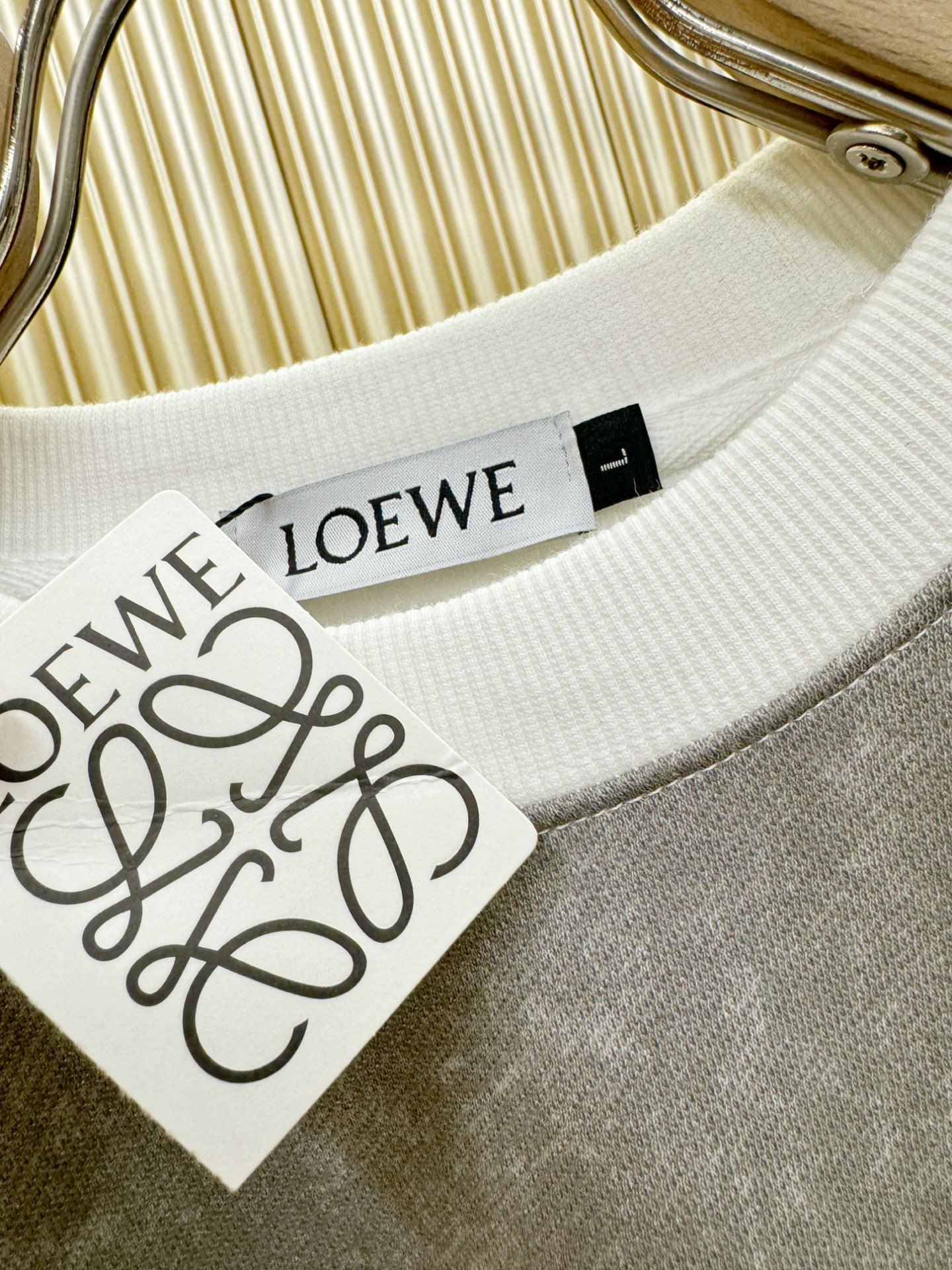 LOEWE罗意威 2025ss秋冬新品 长袖上衣，经典Logo设计，百搭款 官网同步发售 定制面料，柔软