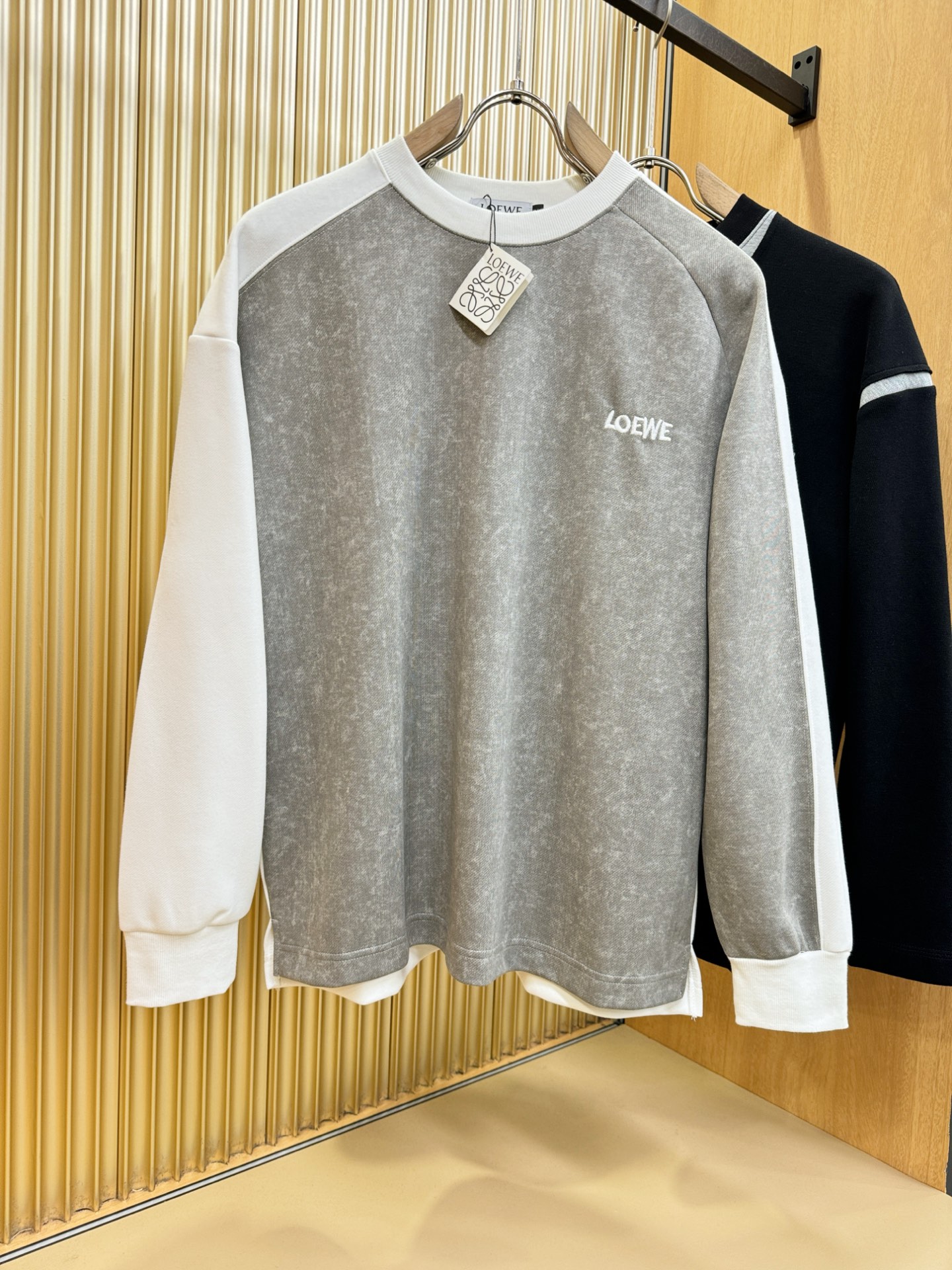 LOEWE罗意威 2025ss秋冬新品 长袖上衣，经典Logo设计，百搭款 官网同步发售 定制面料，柔软