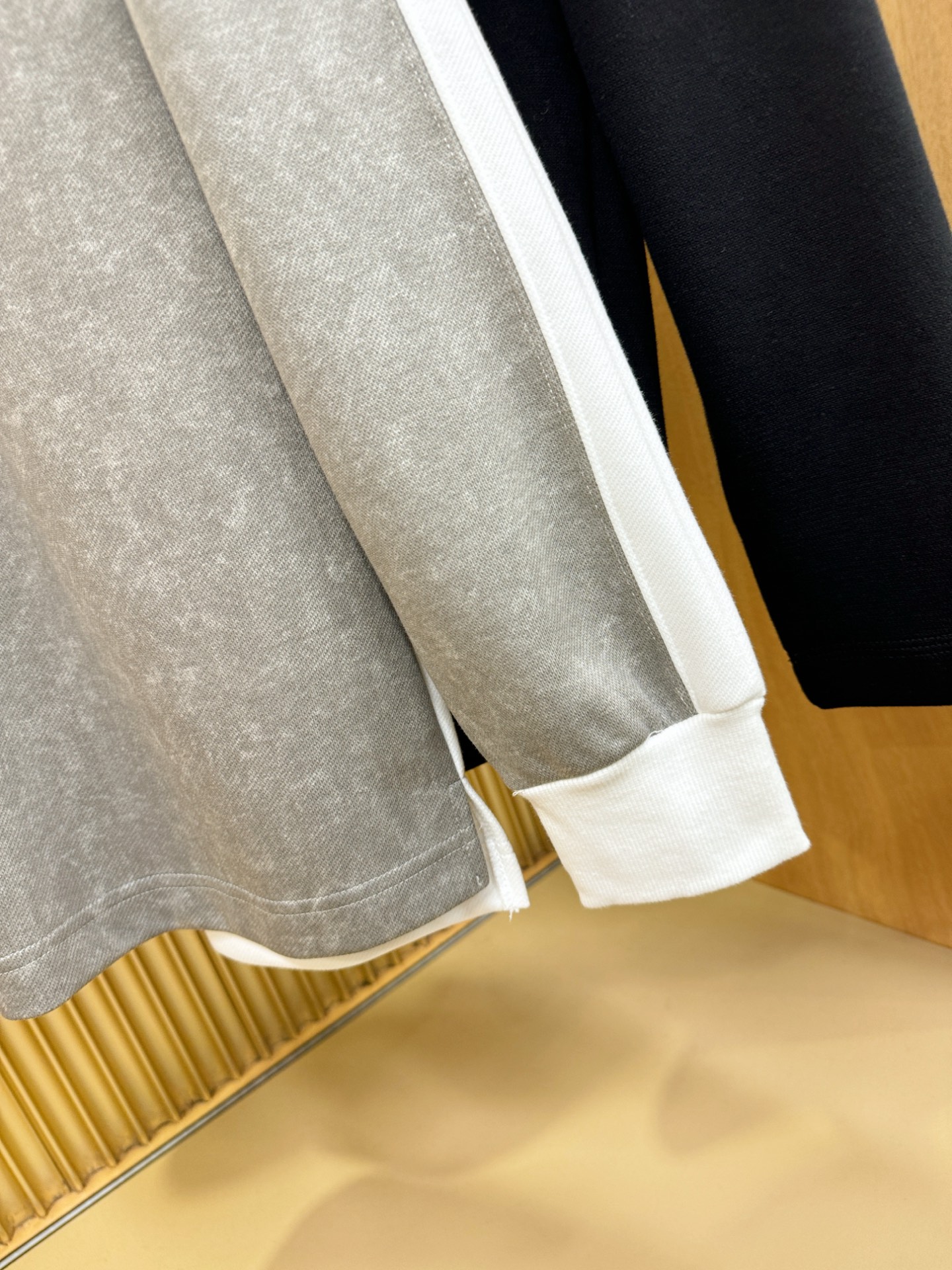 LOEWE罗意威 2025ss秋冬新品 长袖上衣，经典Logo设计，百搭款 官网同步发售 定制面料，柔软