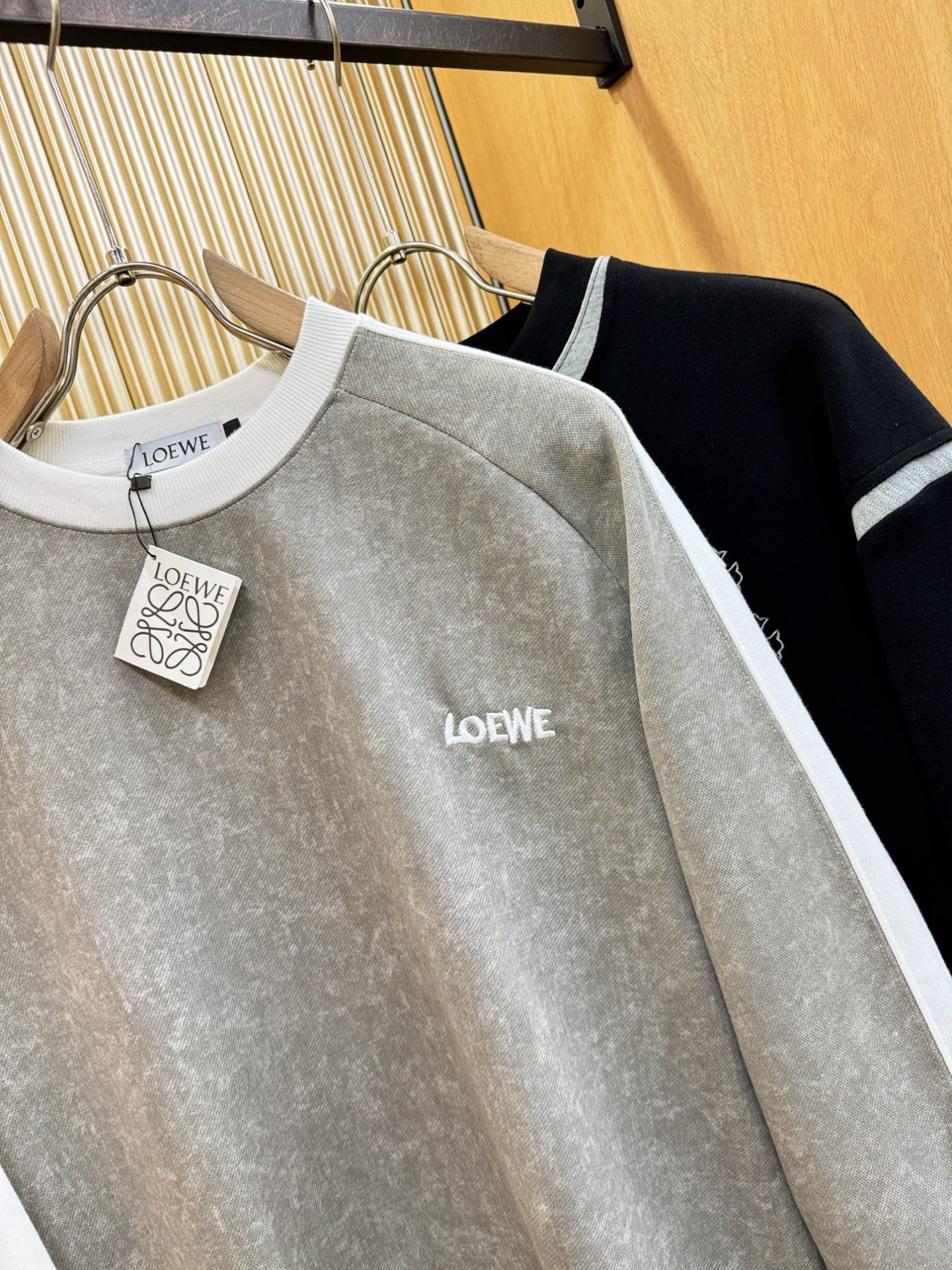 LOEWE罗意威 2025ss秋冬新品 长袖上衣，经典Logo设计，百搭款 官网同步发售 定制面料，柔软