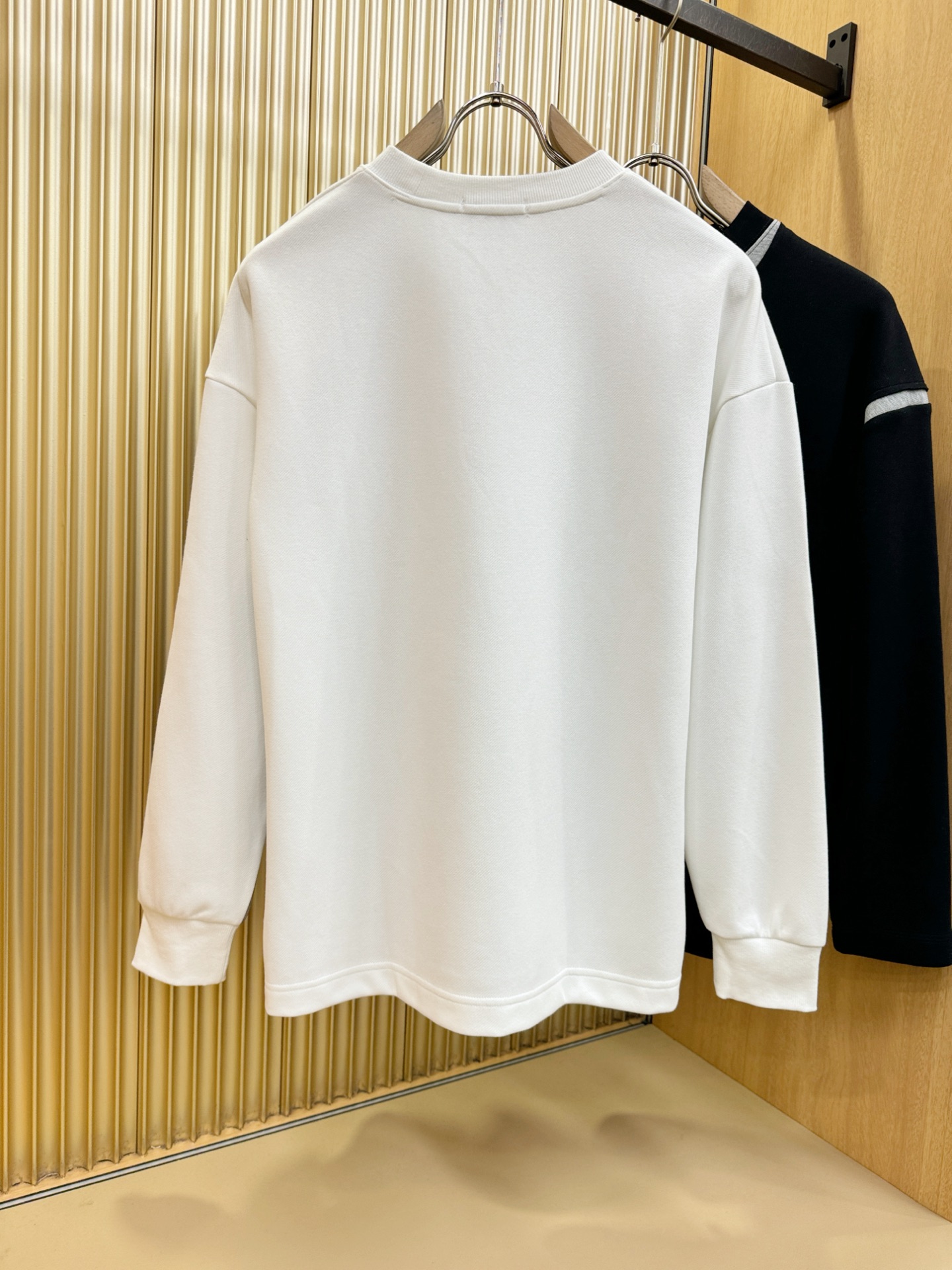 LOEWE罗意威 2025ss秋冬新品 长袖上衣，经典Logo设计，百搭款 官网同步发售 定制面料，柔软