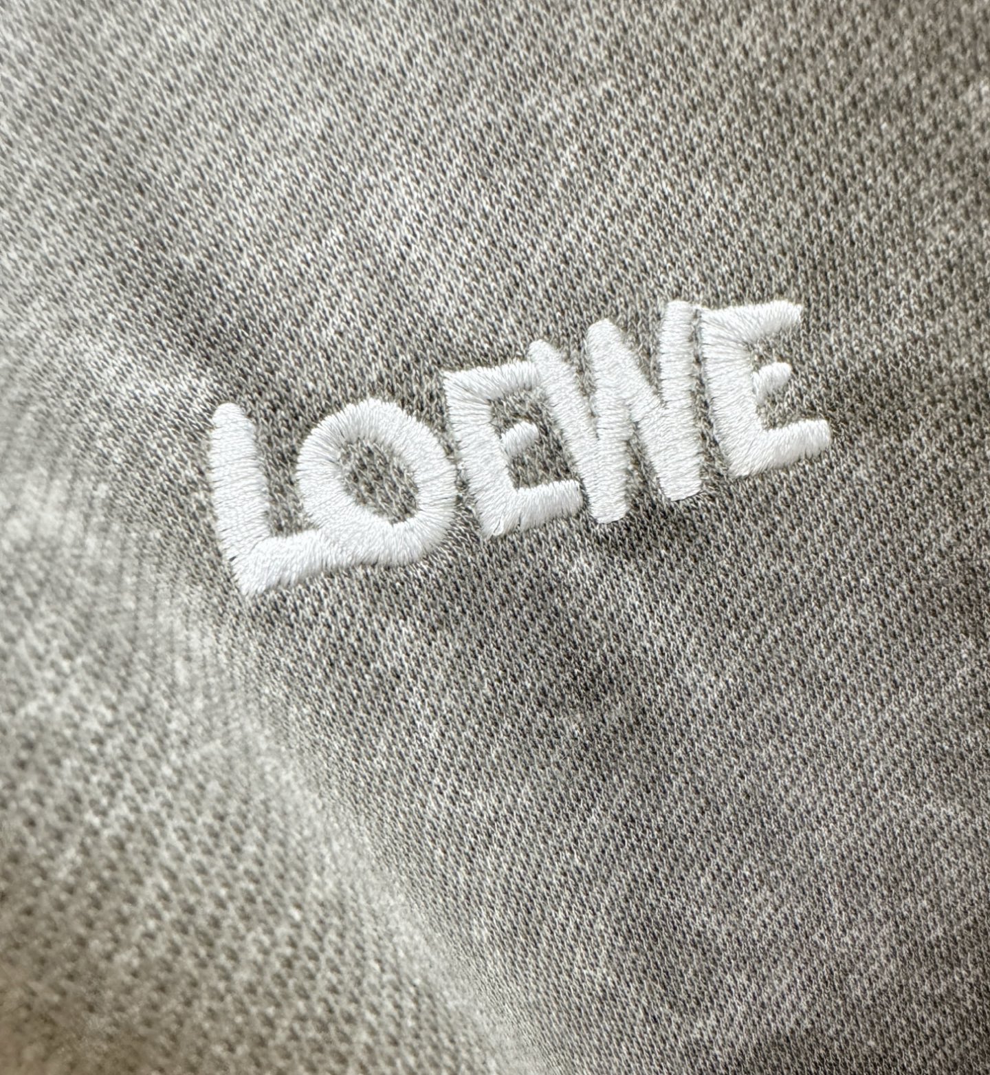 LOEWE罗意威 2025ss秋冬新品 长袖上衣，经典Logo设计，百搭款 官网同步发售 定制面料，柔软