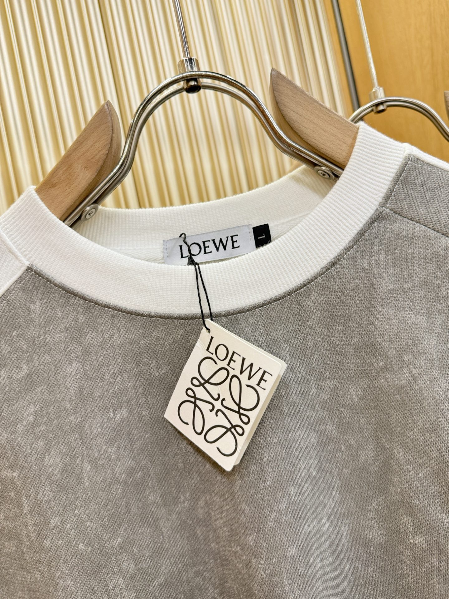 LOEWE罗意威 2025ss秋冬新品 长袖上衣，经典Logo设计，百搭款 官网同步发售 定制面料，柔软