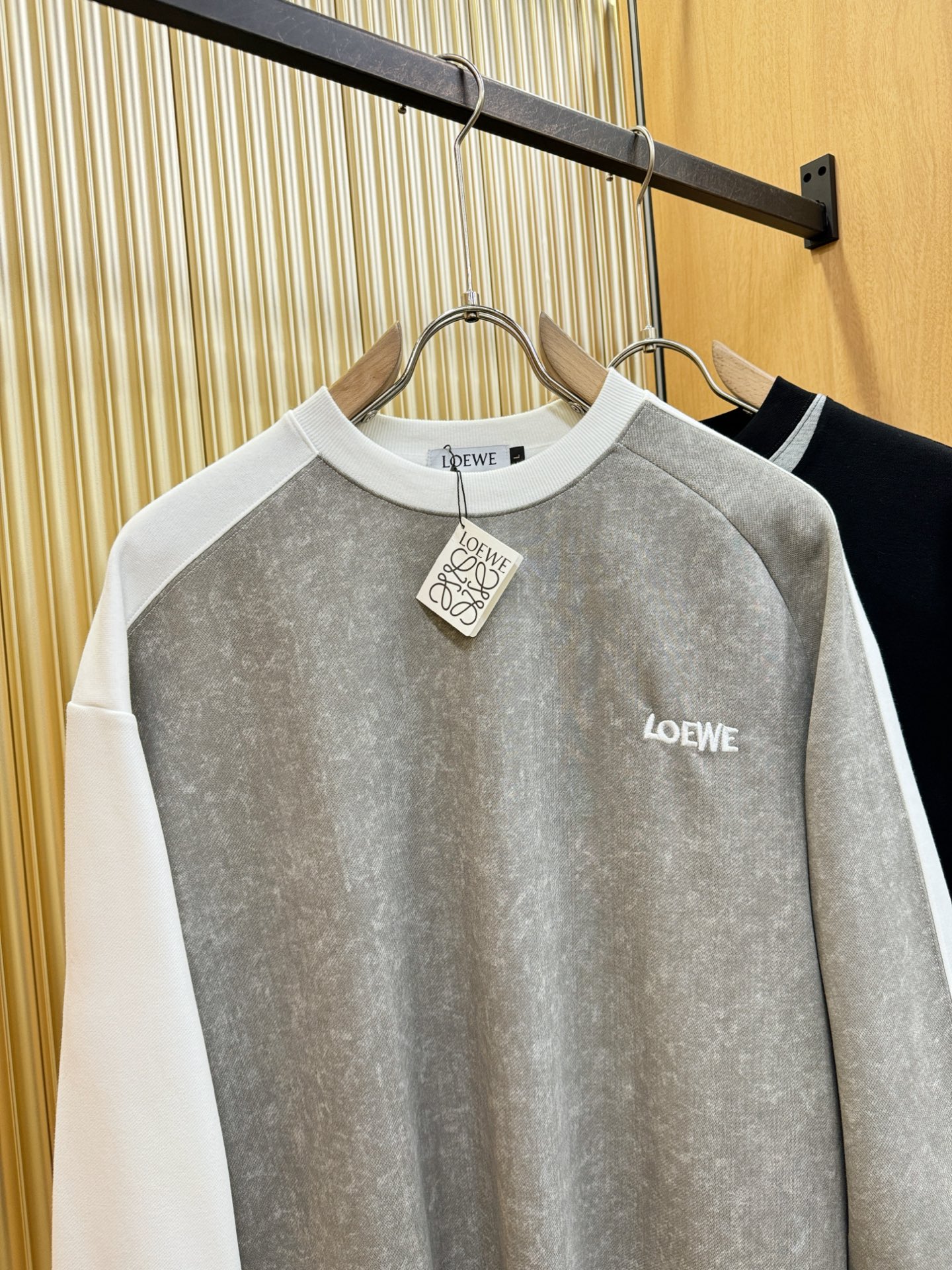 LOEWE罗意威 2025ss秋冬新品 长袖上衣，经典Logo设计，百搭款 官网同步发售 定制面料，柔软