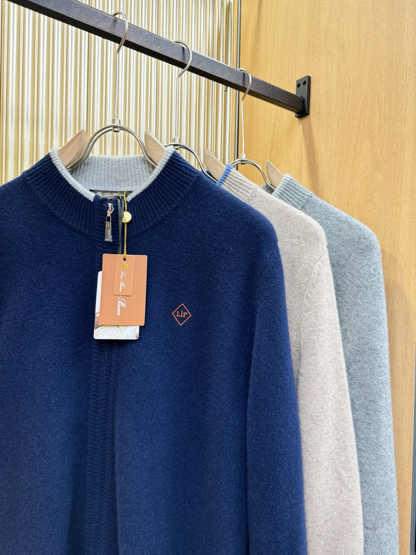 Loro Piana诺悠翩雅 新品爆款 2025秋冬新品拉链羊毛毛衣 澳洲美利奴羊毛，胸前品牌Golo经