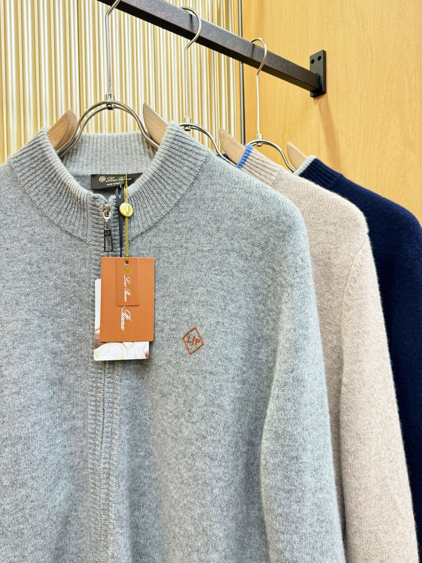 Loro Piana诺悠翩雅 新品爆款 2025秋冬新品拉链羊毛毛衣 澳洲美利奴羊毛，胸前品牌Golo经