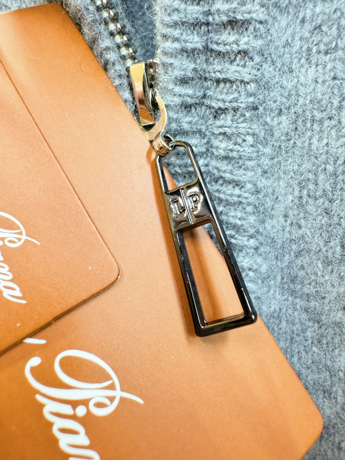 Loro Piana诺悠翩雅 新品爆款 2025秋冬新品拉链羊毛毛衣 澳洲美利奴羊毛，胸前品牌Golo经