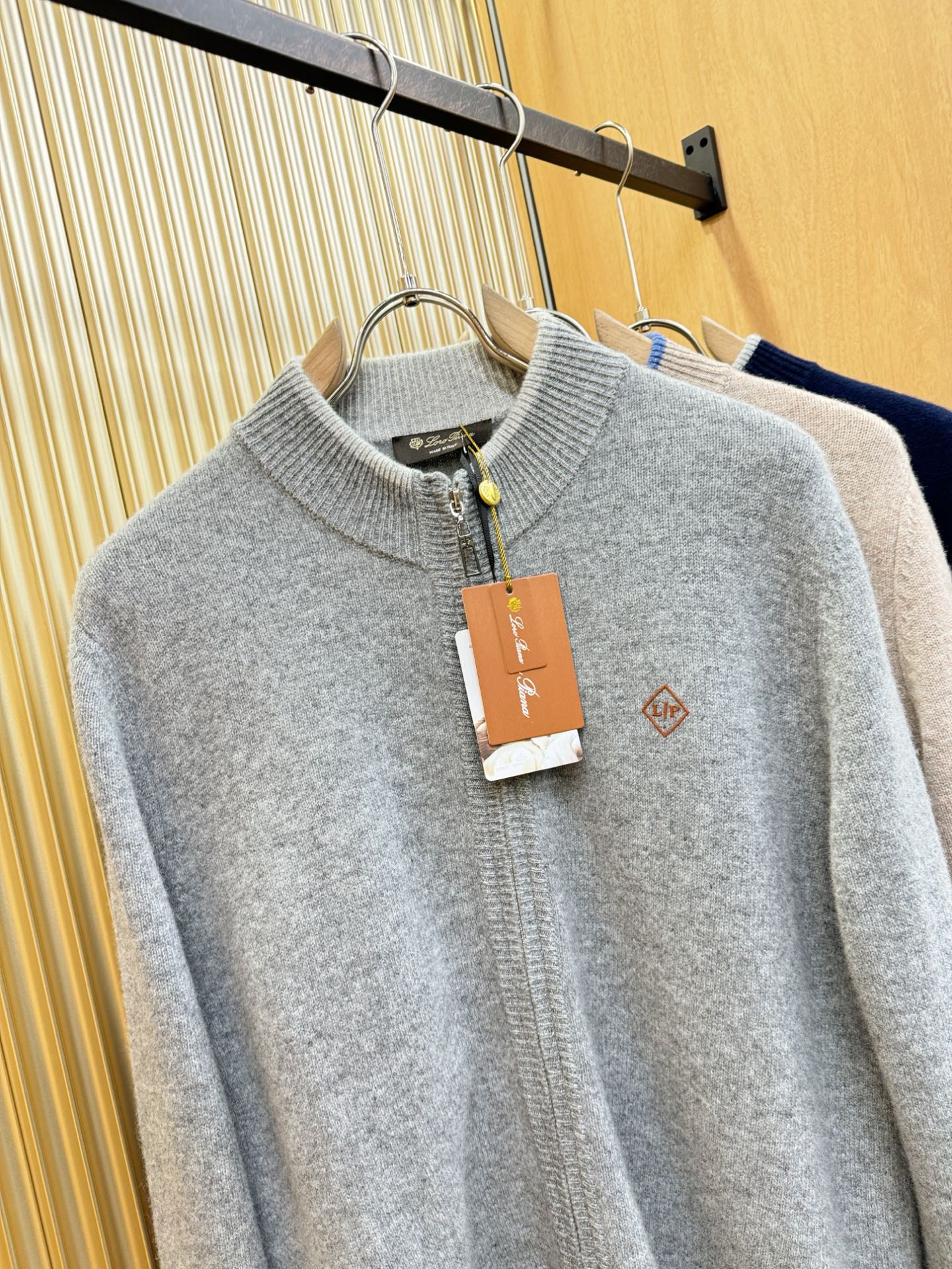 Loro Piana诺悠翩雅 新品爆款 2025秋冬新品拉链羊毛毛衣 澳洲美利奴羊毛，胸前品牌Golo经