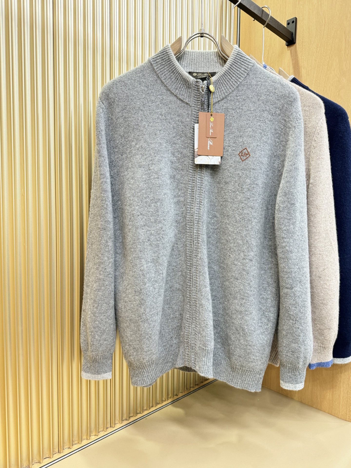 Loro Piana诺悠翩雅 新品爆款 2025秋冬新品拉链羊毛毛衣 澳洲美利奴羊毛，胸前品牌Golo经