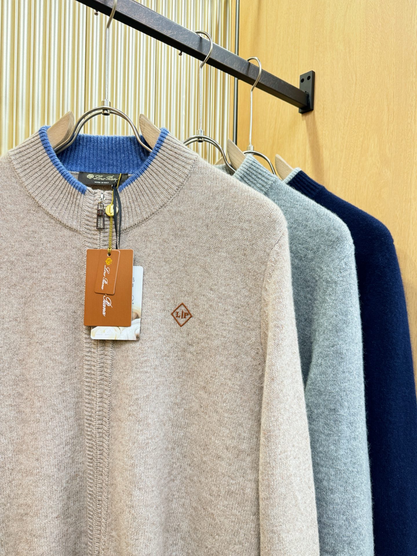 Loro Piana诺悠翩雅 新品爆款 2025秋冬新品拉链羊毛毛衣 澳洲美利奴羊毛，胸前品牌Golo经