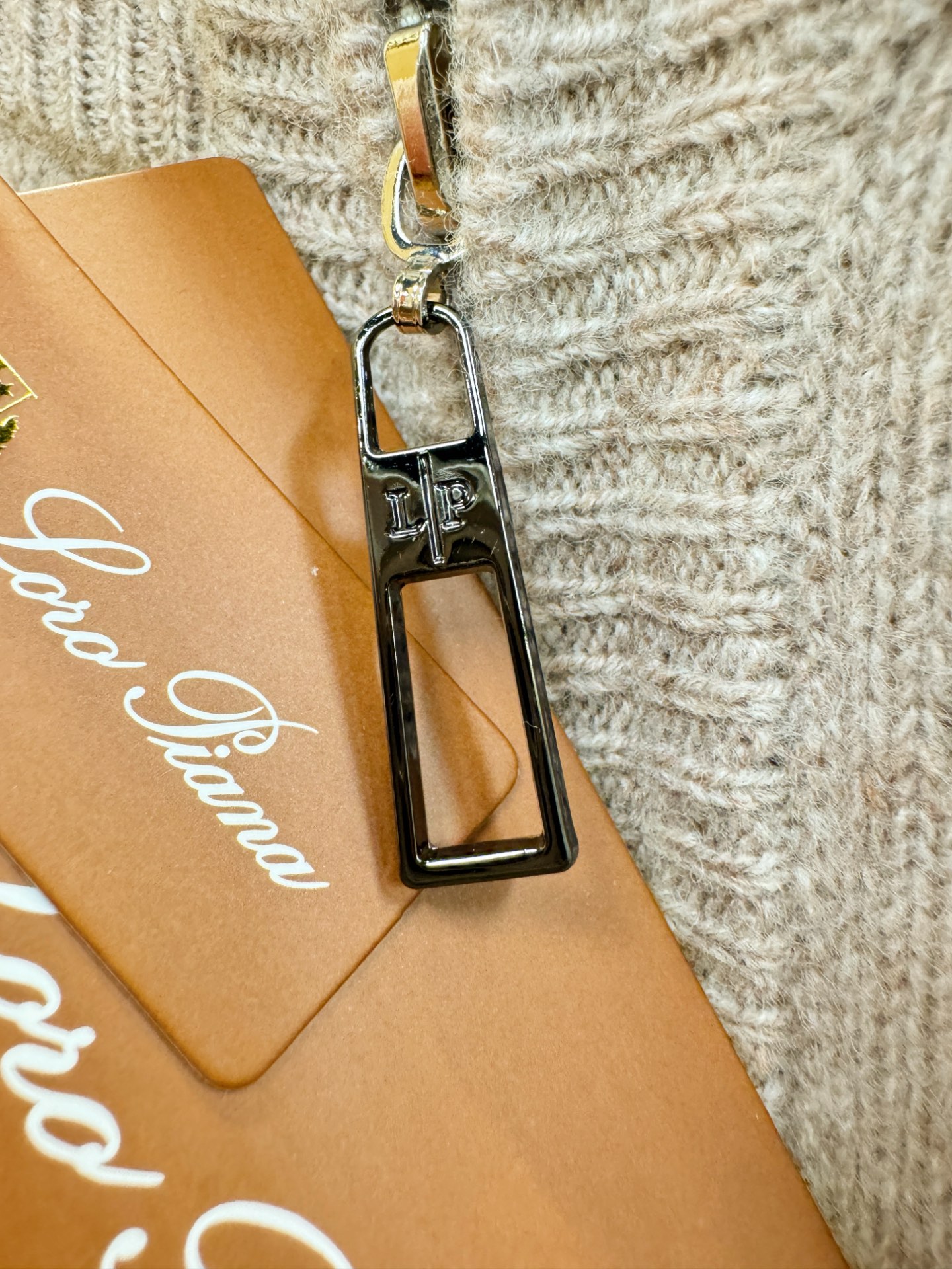 Loro Piana诺悠翩雅 新品爆款 2025秋冬新品拉链羊毛毛衣 澳洲美利奴羊毛，胸前品牌Golo经