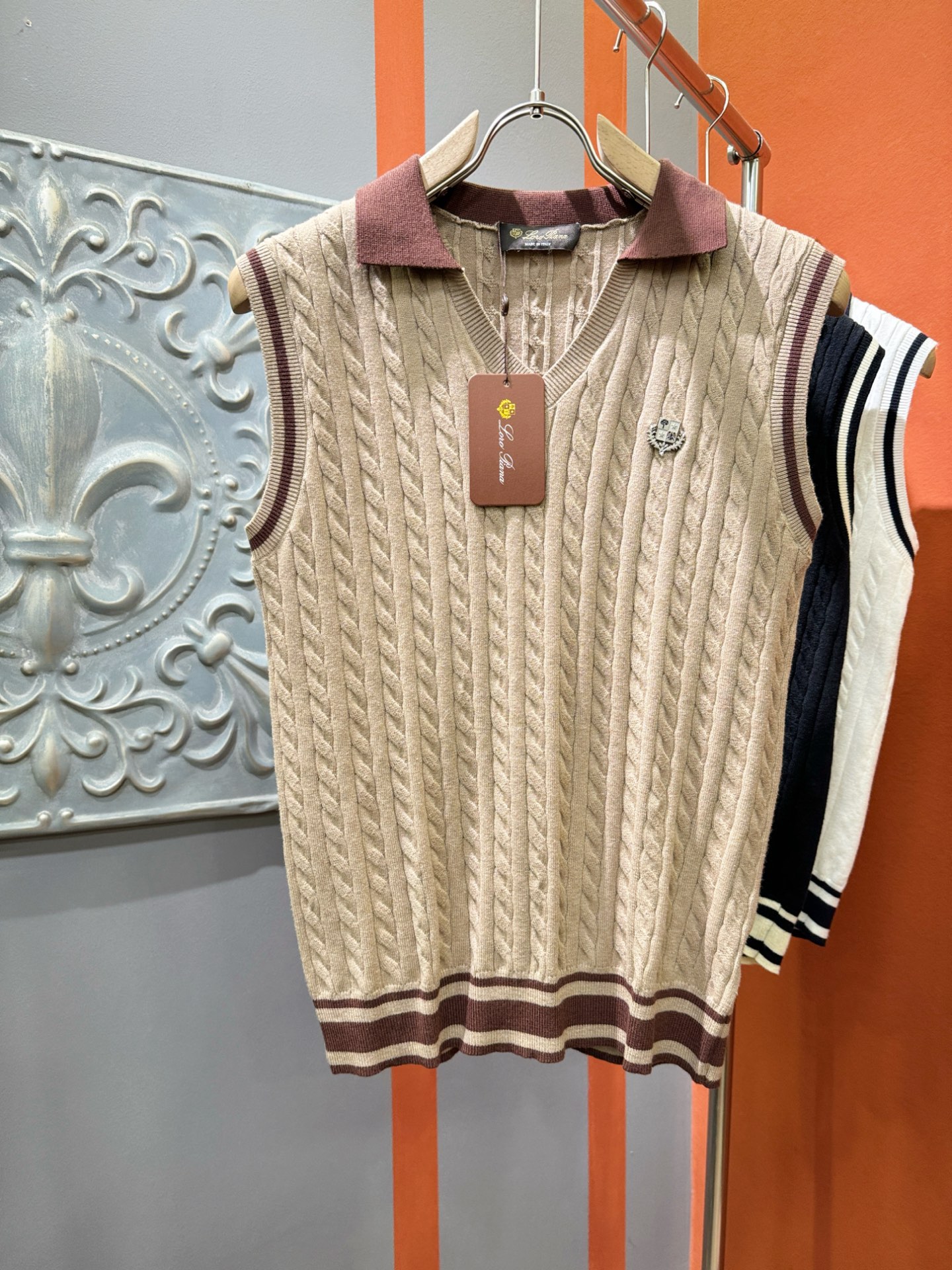 Loro Piana诺悠翩雅 2025专柜新款背心毛衣，针织羊毛面料，精心制作，针织毛衣。亲肤感极高，完
