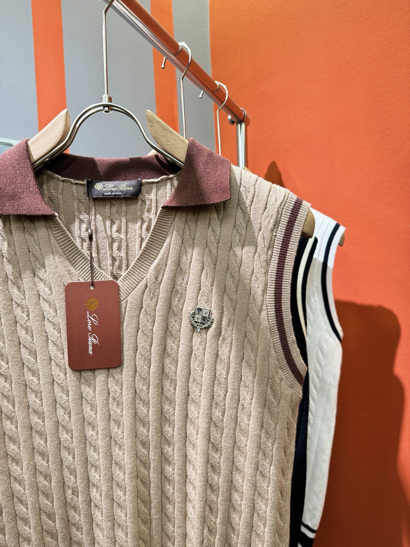 Loro Piana诺悠翩雅 2025专柜新款背心毛衣，针织羊毛面料，精心制作，针织毛衣。亲肤感极高，完