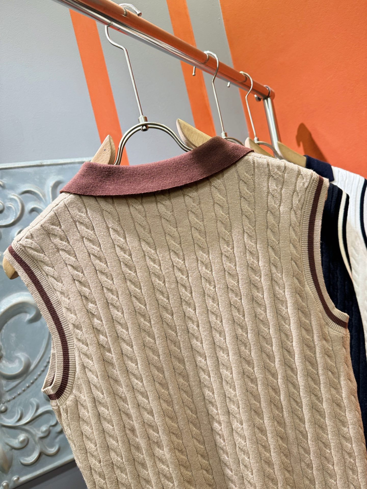 Loro Piana诺悠翩雅 2025专柜新款背心毛衣，针织羊毛面料，精心制作，针织毛衣。亲肤感极高，完