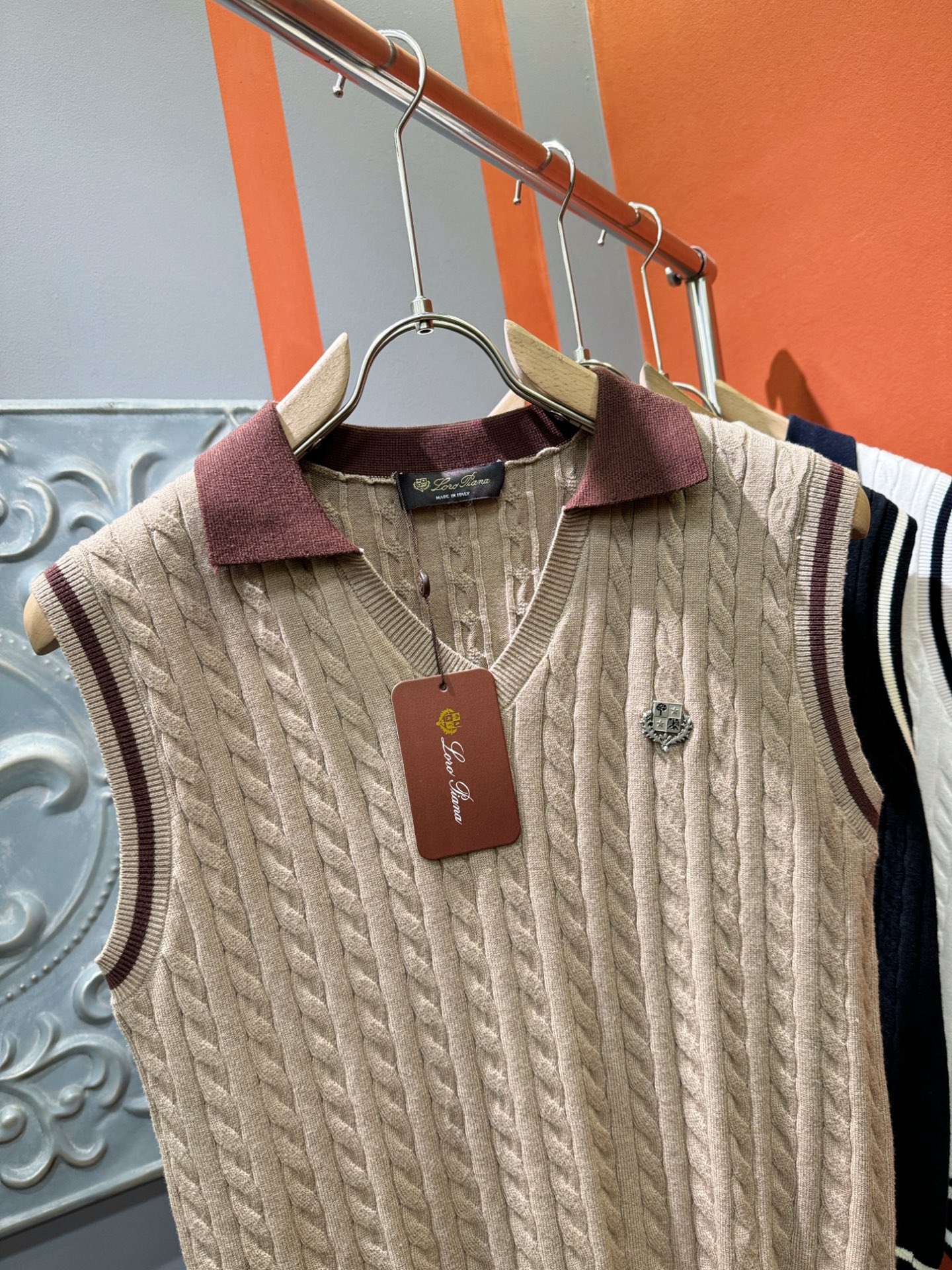 Loro Piana诺悠翩雅 2025专柜新款背心毛衣，针织羊毛面料，精心制作，针织毛衣。亲肤感极高，完