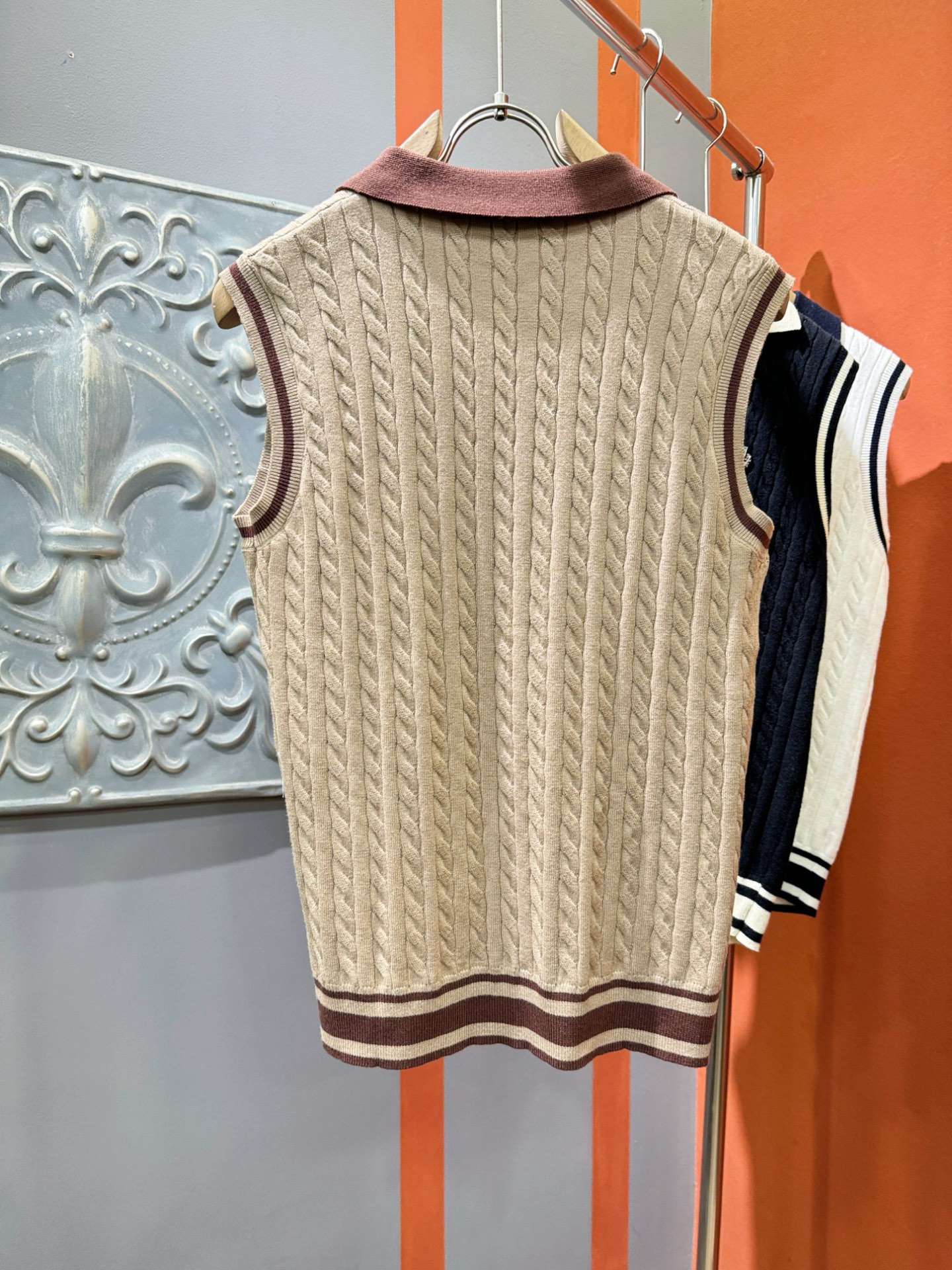 Loro Piana诺悠翩雅 2025专柜新款背心毛衣，针织羊毛面料，精心制作，针织毛衣。亲肤感极高，完