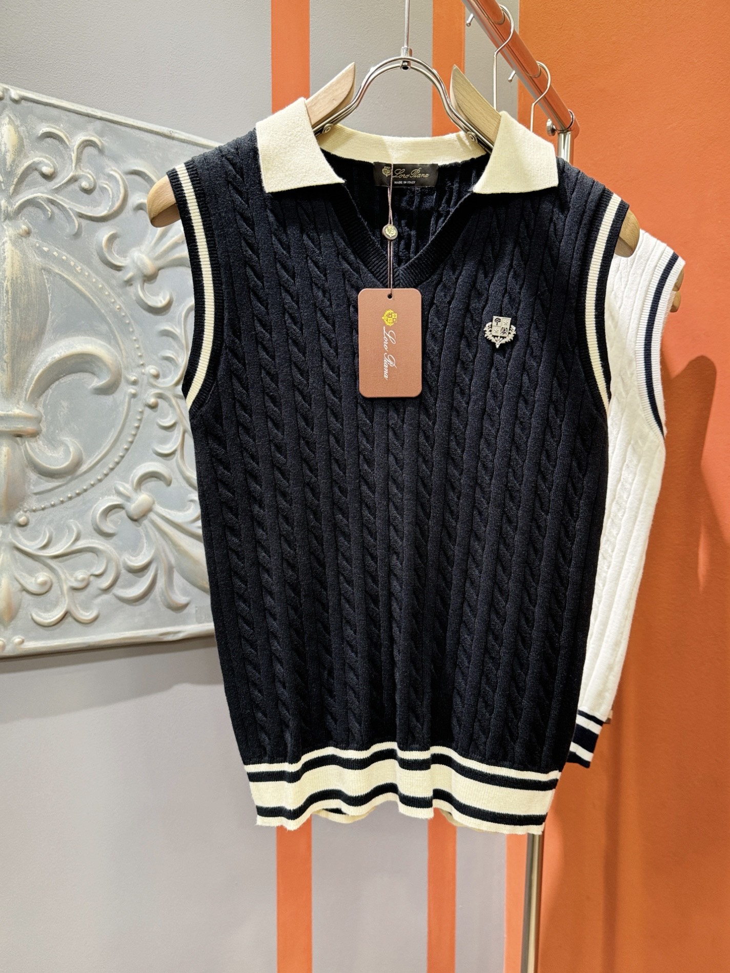 Loro Piana诺悠翩雅 2025专柜新款背心毛衣，针织羊毛面料，精心制作，针织毛衣。亲肤感极高，完