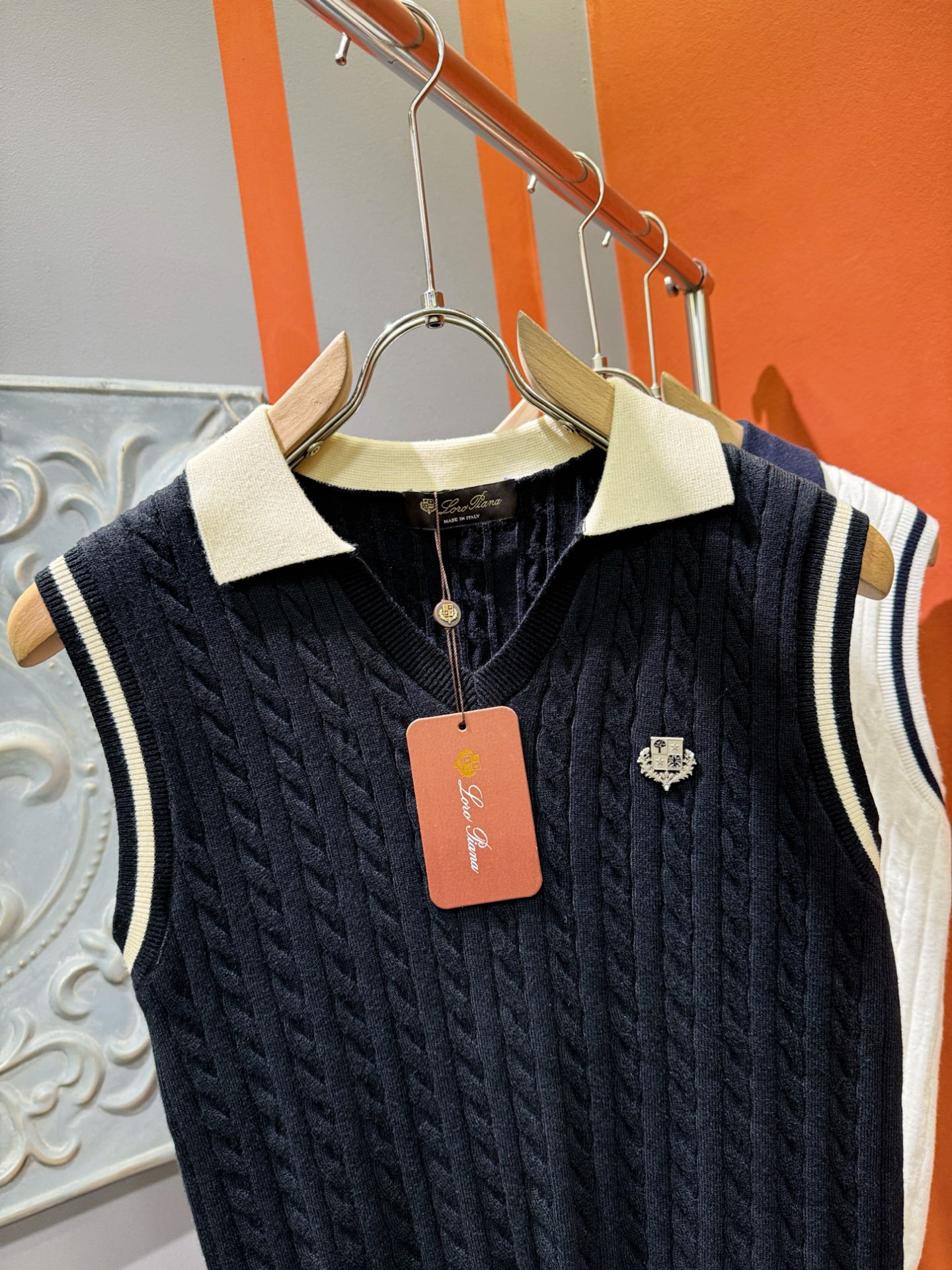 Loro Piana诺悠翩雅 2025专柜新款背心毛衣，针织羊毛面料，精心制作，针织毛衣。亲肤感极高，完