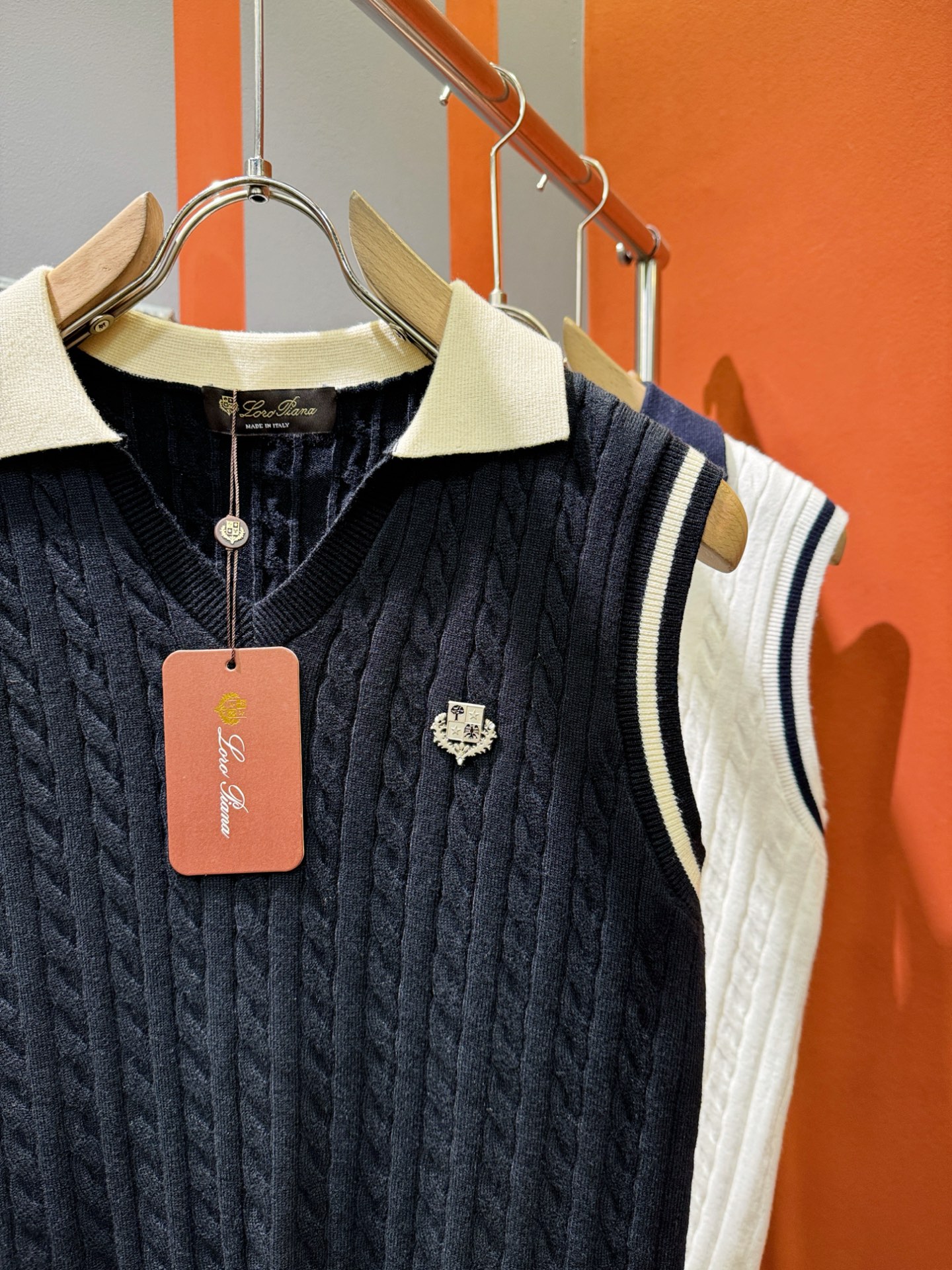 Loro Piana诺悠翩雅 2025专柜新款背心毛衣，针织羊毛面料，精心制作，针织毛衣。亲肤感极高，完