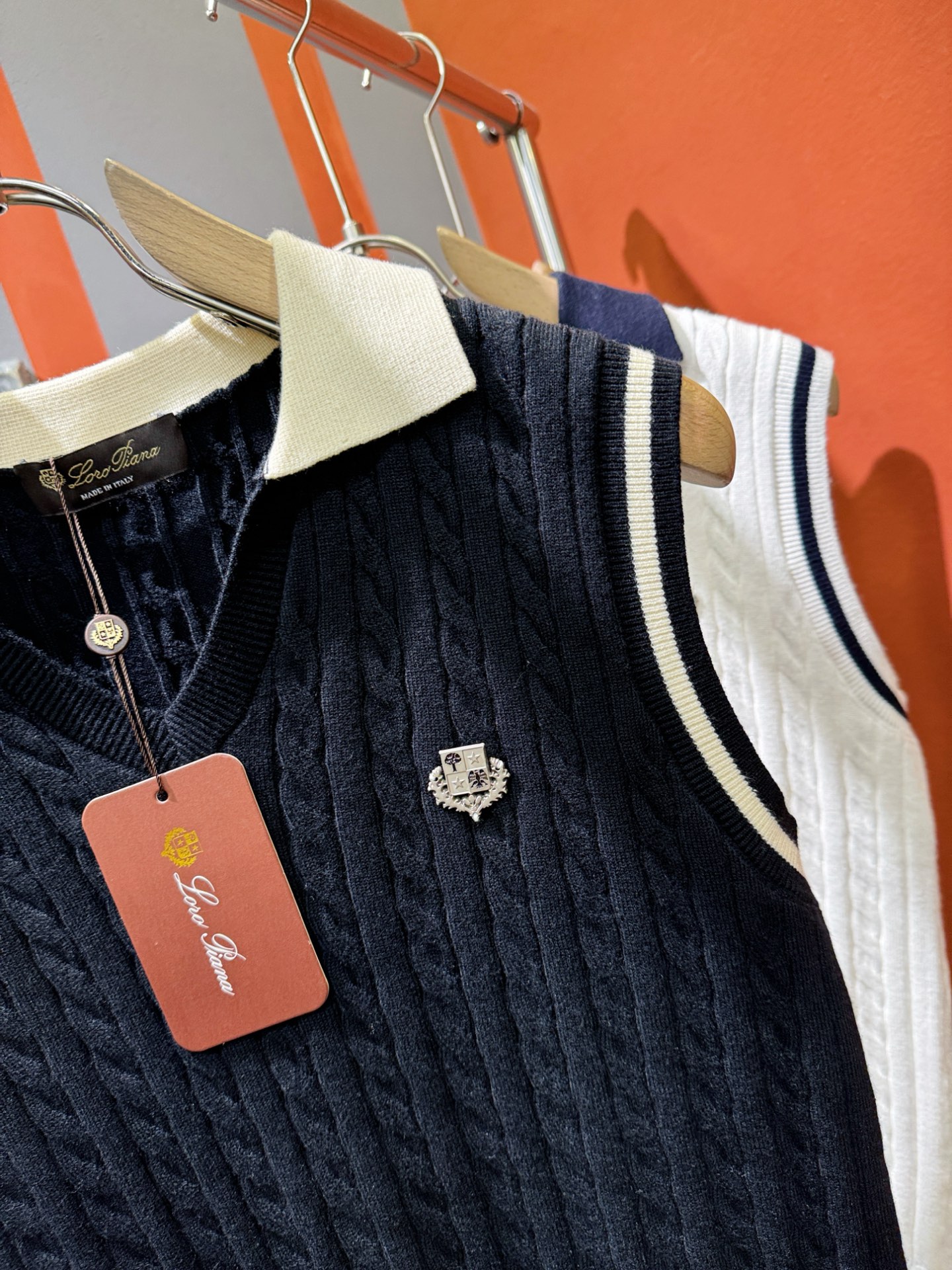 Loro Piana诺悠翩雅 2025专柜新款背心毛衣，针织羊毛面料，精心制作，针织毛衣。亲肤感极高，完