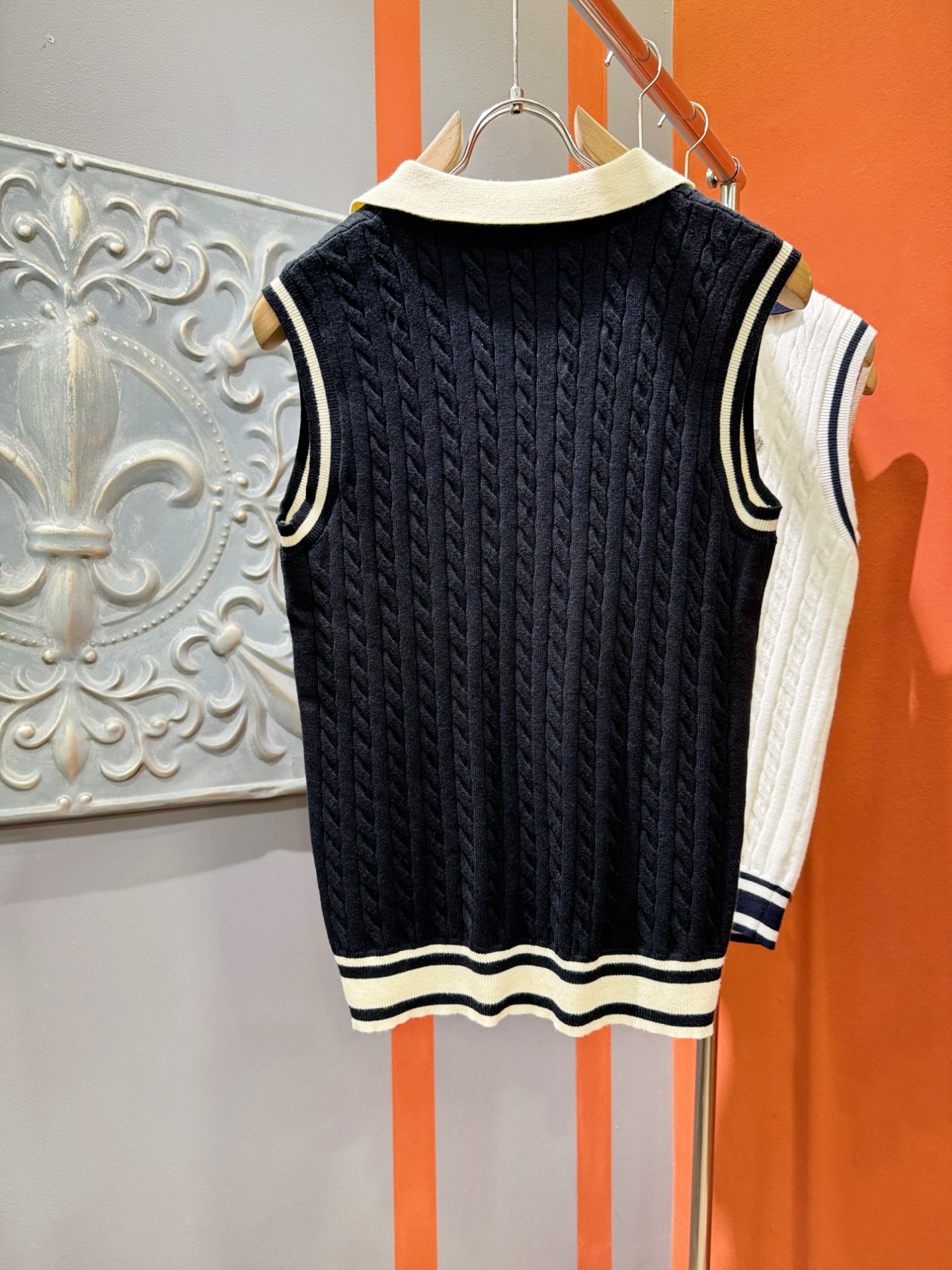 Loro Piana诺悠翩雅 2025专柜新款背心毛衣，针织羊毛面料，精心制作，针织毛衣。亲肤感极高，完