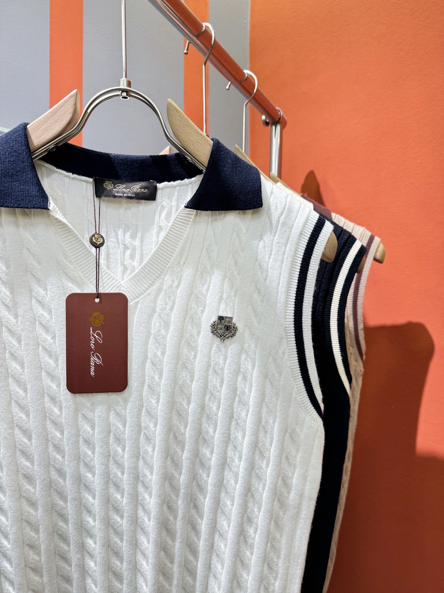 Loro Piana诺悠翩雅 2025专柜新款背心毛衣，针织羊毛面料，精心制作，针织毛衣。亲肤感极高，完