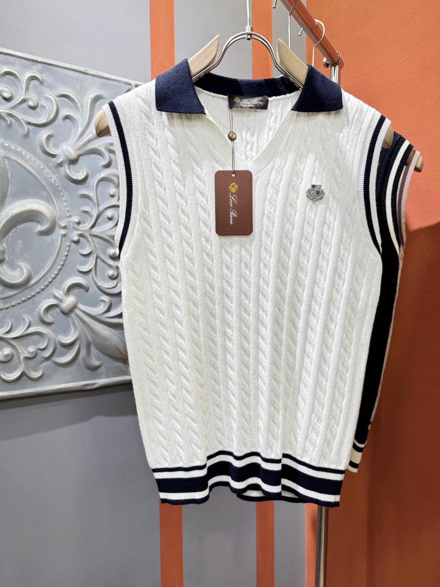 Loro Piana诺悠翩雅 2025专柜新款背心毛衣，针织羊毛面料，精心制作，针织毛衣。亲肤感极高，完