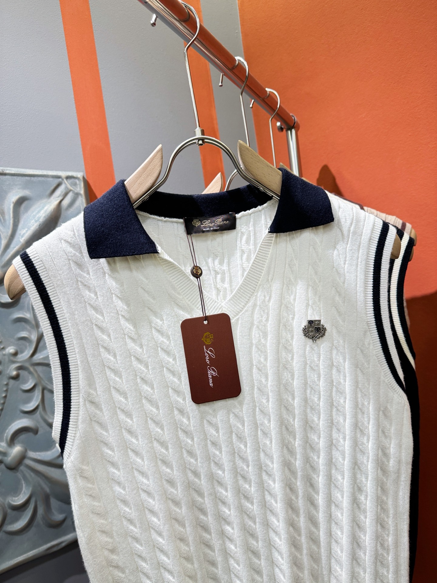 Loro Piana诺悠翩雅 2025专柜新款背心毛衣，针织羊毛面料，精心制作，针织毛衣。亲肤感极高，完