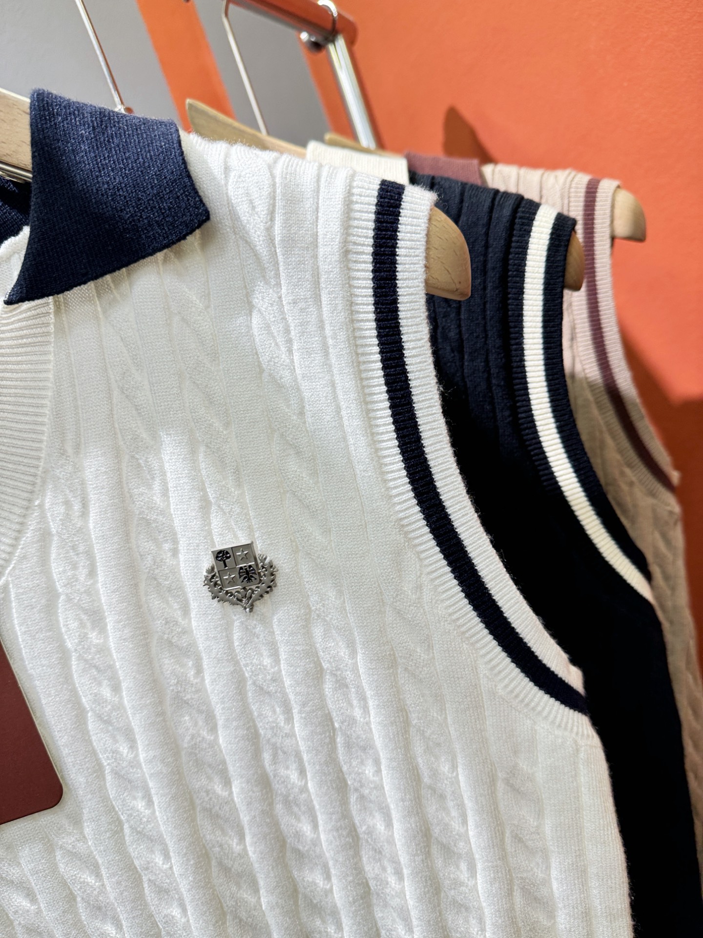 Loro Piana诺悠翩雅 2025专柜新款背心毛衣，针织羊毛面料，精心制作，针织毛衣。亲肤感极高，完