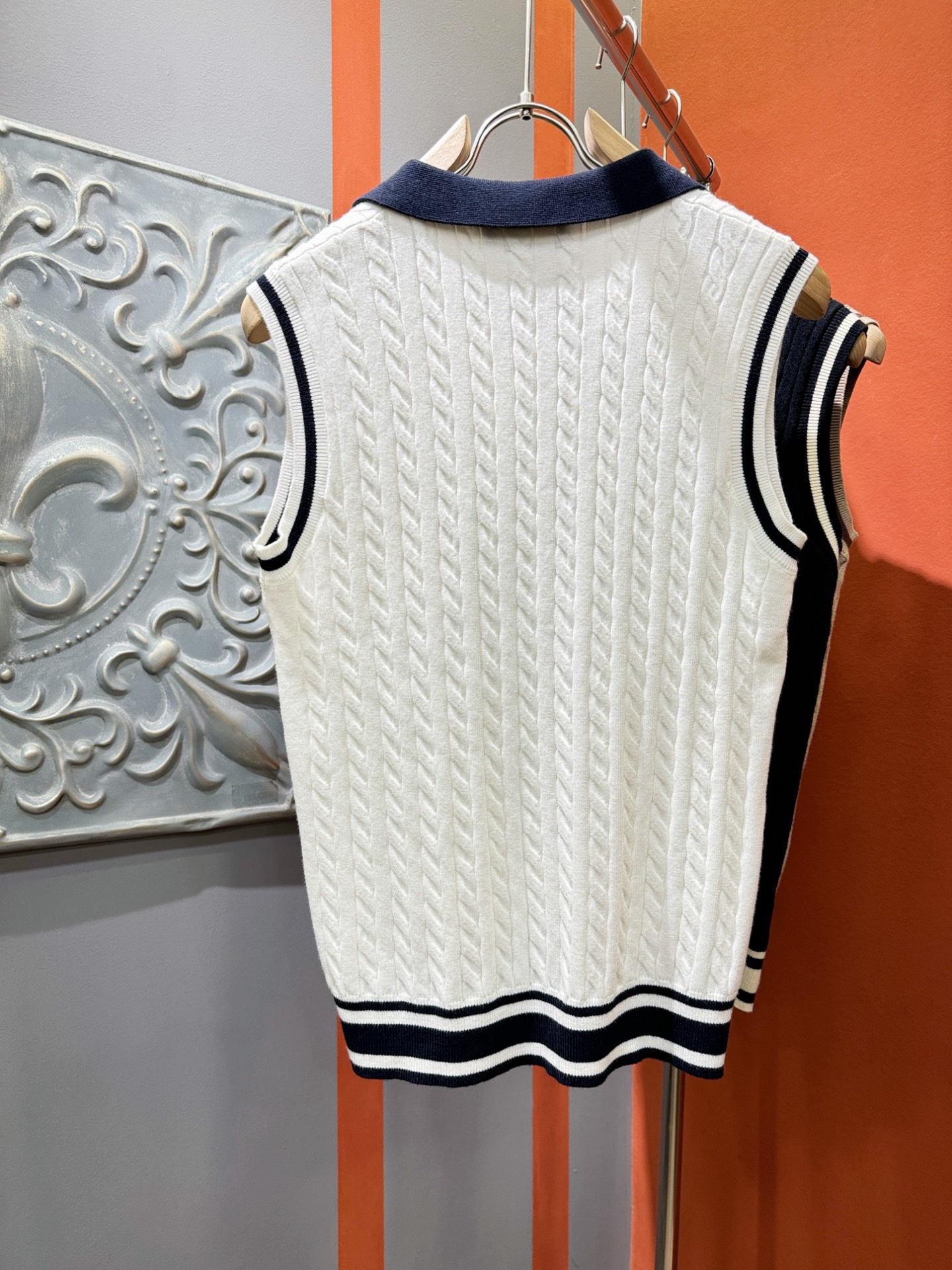 Loro Piana诺悠翩雅 2025专柜新款背心毛衣，针织羊毛面料，精心制作，针织毛衣。亲肤感极高，完