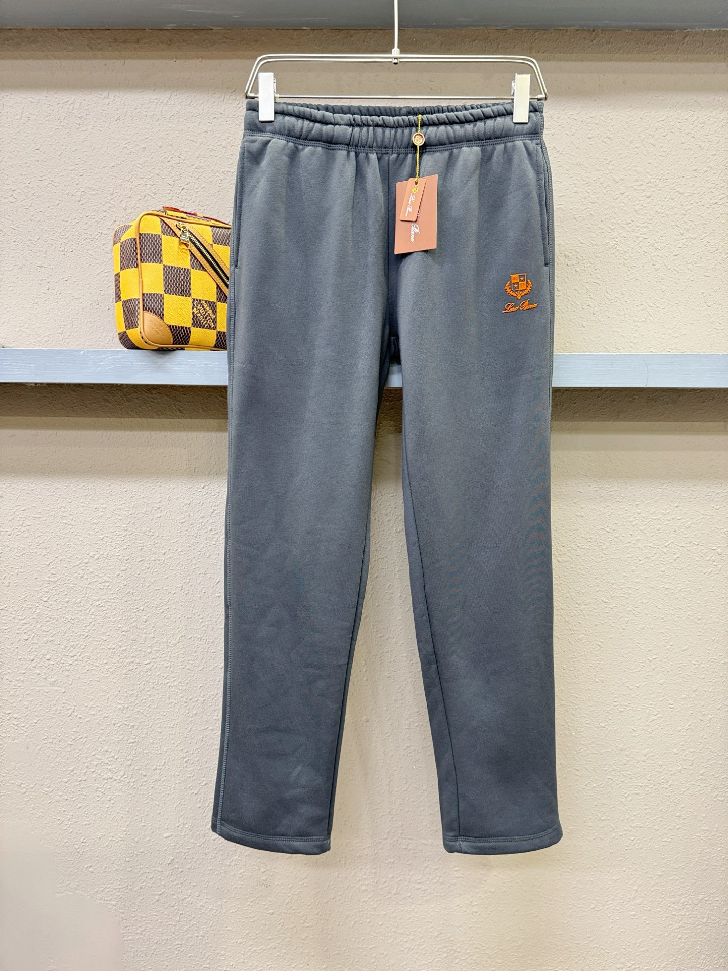 Loro Piana诺悠翩雅 2025秋冬超火爆休闲裤，选用欧洲进口面料，柔软舒适有质感，原版五金配件，