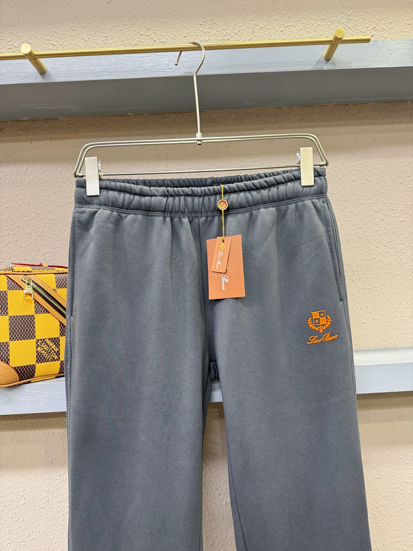 Loro Piana诺悠翩雅 2025秋冬超火爆休闲裤，选用欧洲进口面料，柔软舒适有质感，原版五金配件，