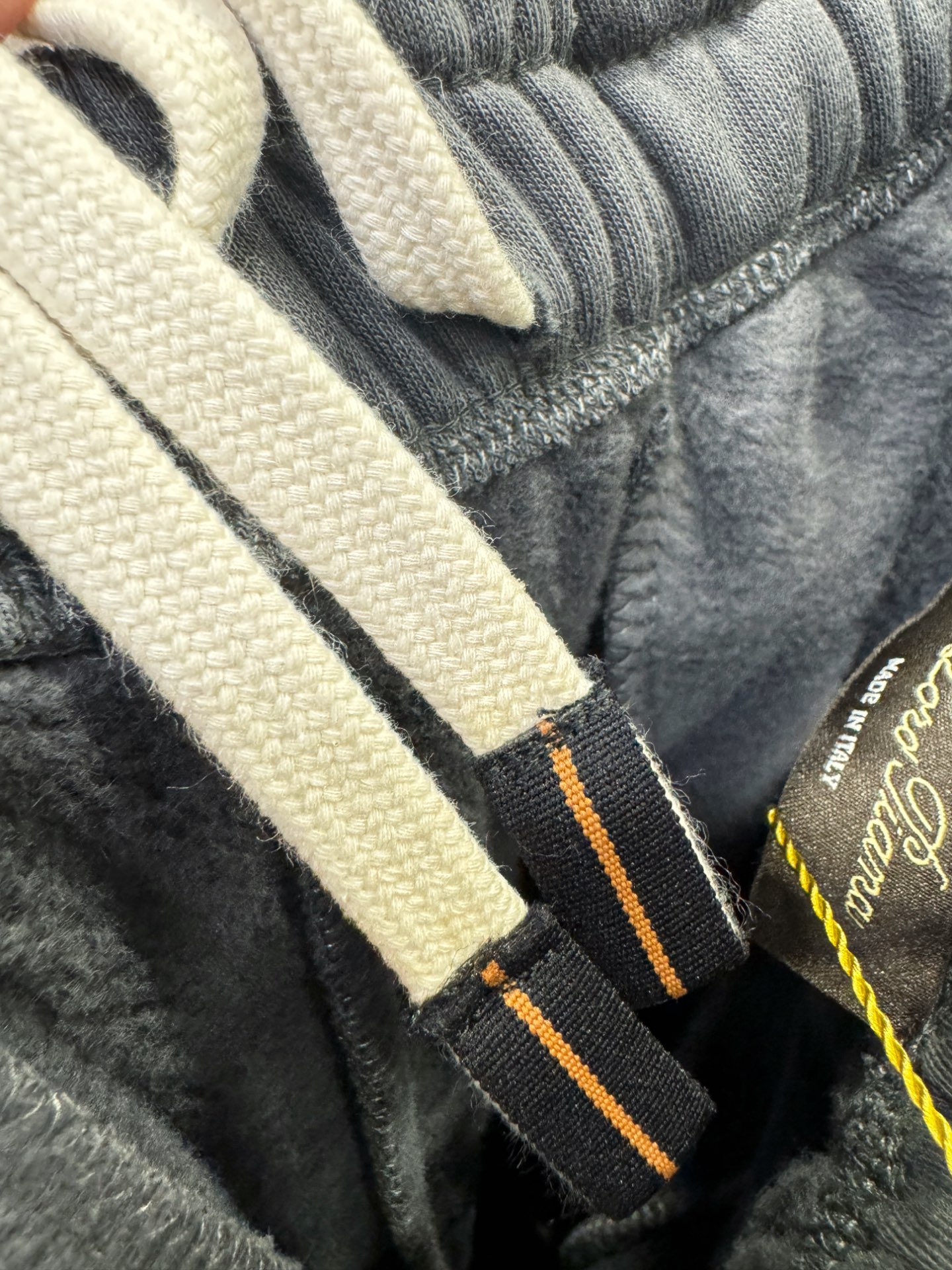 Loro Piana诺悠翩雅 2025秋冬超火爆休闲裤，选用欧洲进口面料，柔软舒适有质感，原版五金配件，