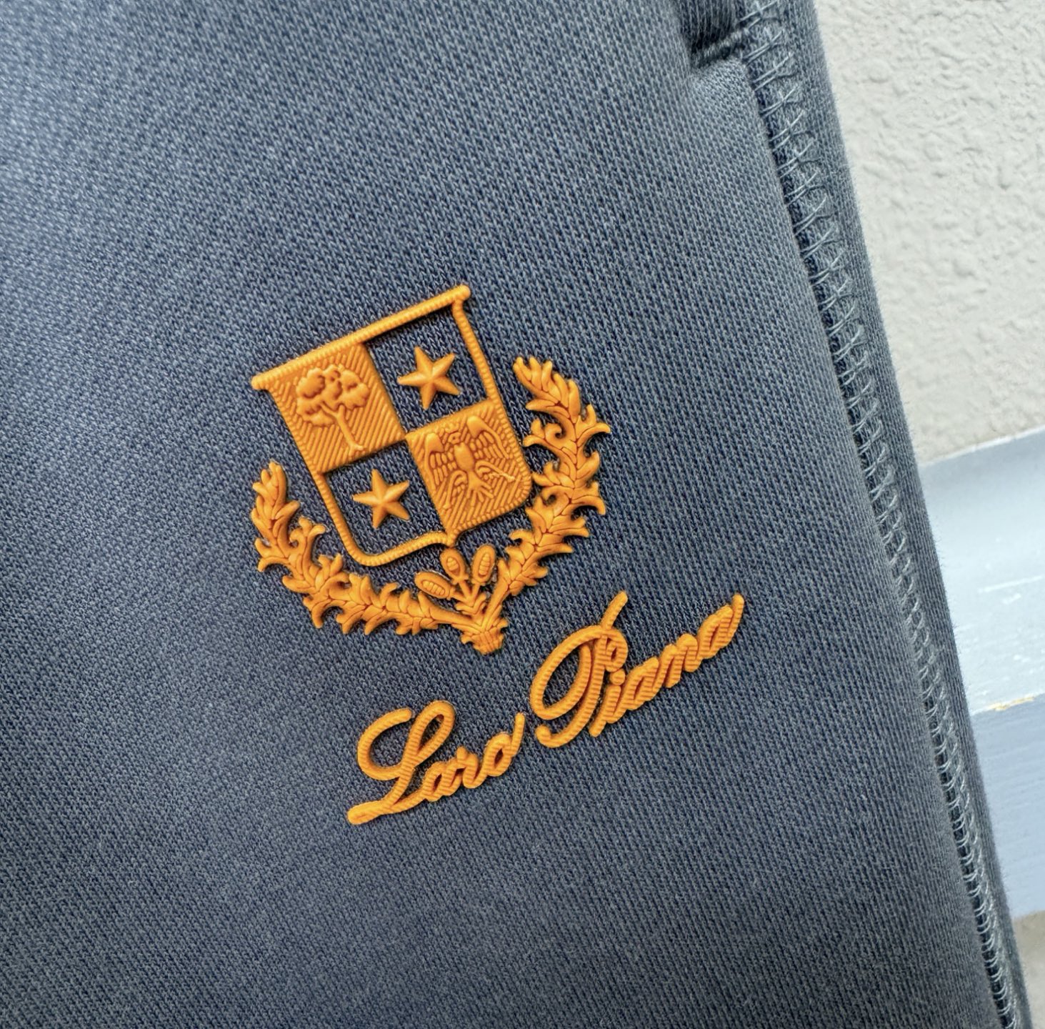 Loro Piana诺悠翩雅 2025秋冬超火爆休闲裤，选用欧洲进口面料，柔软舒适有质感，原版五金配件，