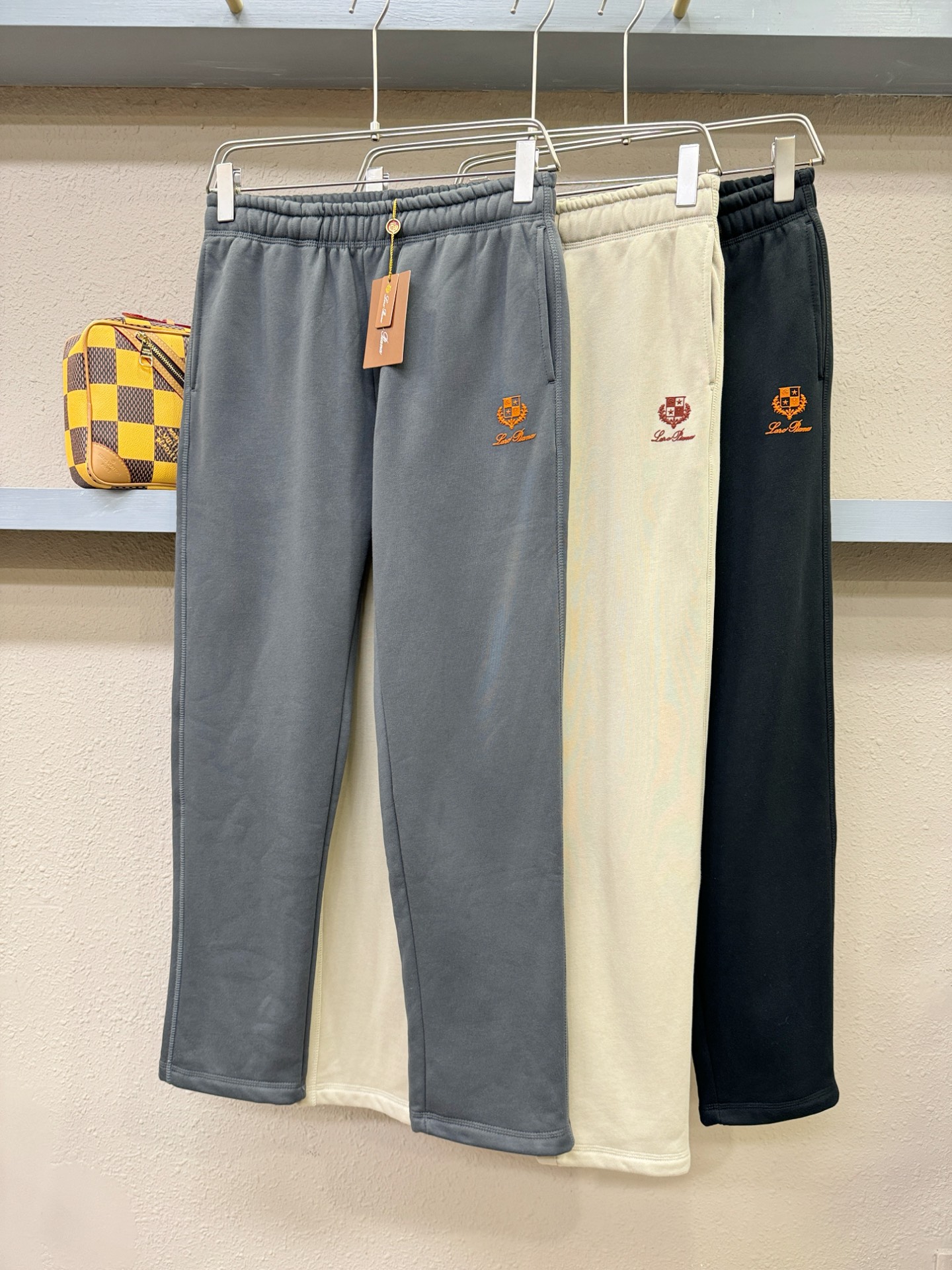 Loro Piana诺悠翩雅 2025秋冬超火爆休闲裤，选用欧洲进口面料，柔软舒适有质感，原版五金配件，