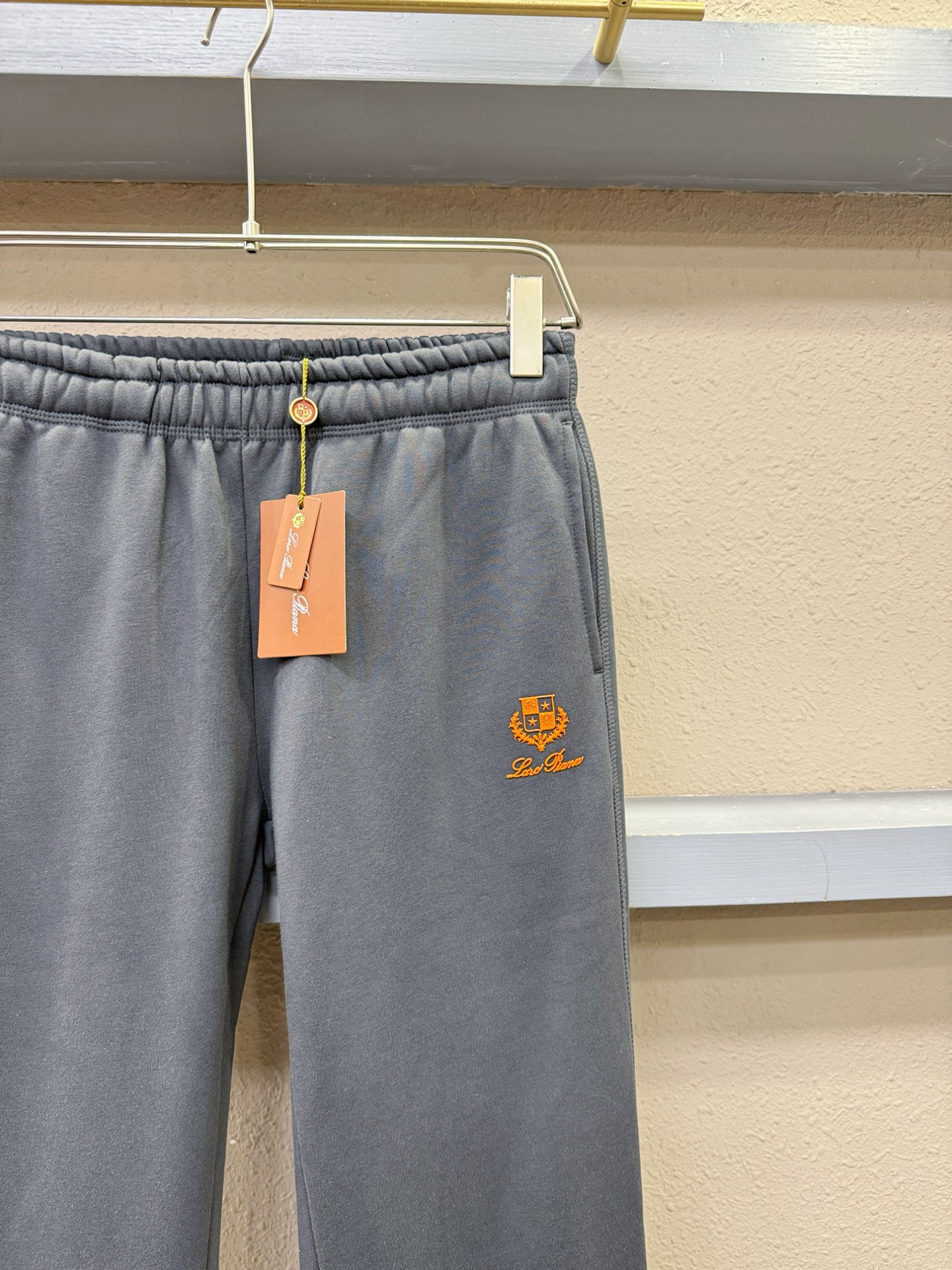 Loro Piana诺悠翩雅 2025秋冬超火爆休闲裤，选用欧洲进口面料，柔软舒适有质感，原版五金配件，