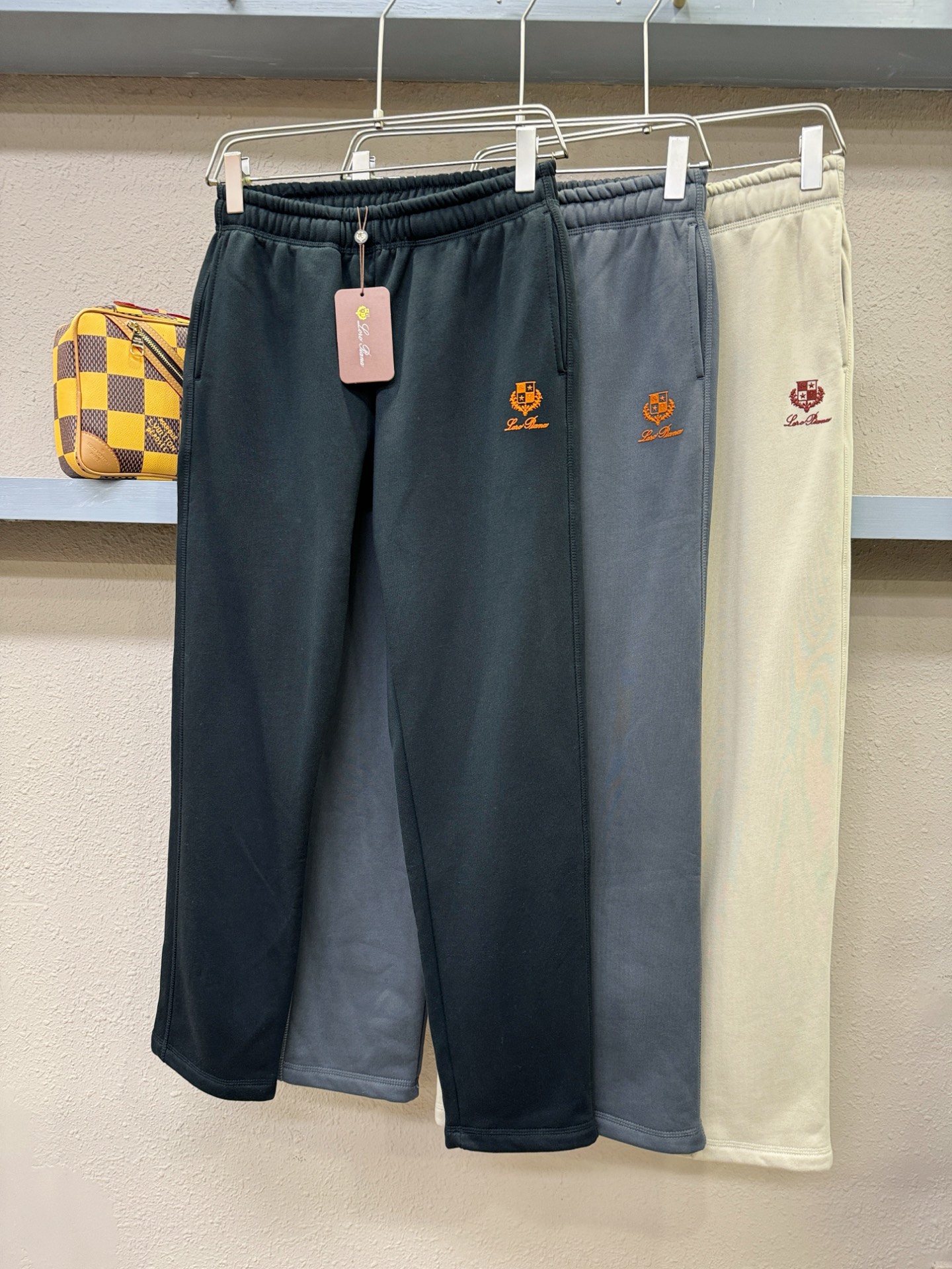 Loro Piana诺悠翩雅 2025秋冬超火爆休闲裤，选用欧洲进口面料，柔软舒适有质感，原版五金配件，