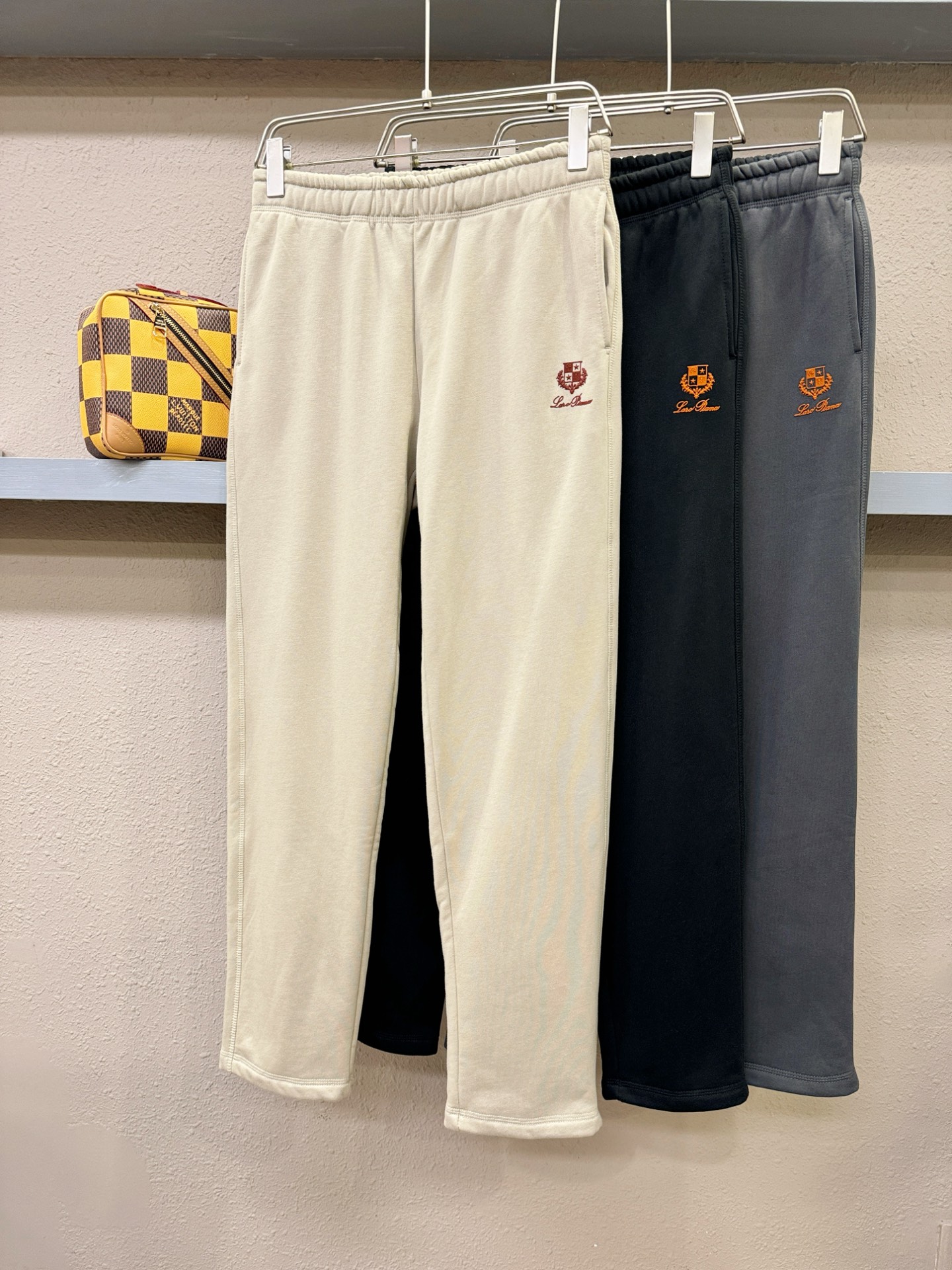 Loro Piana诺悠翩雅 2025秋冬超火爆休闲裤，选用欧洲进口面料，柔软舒适有质感，原版五金配件，